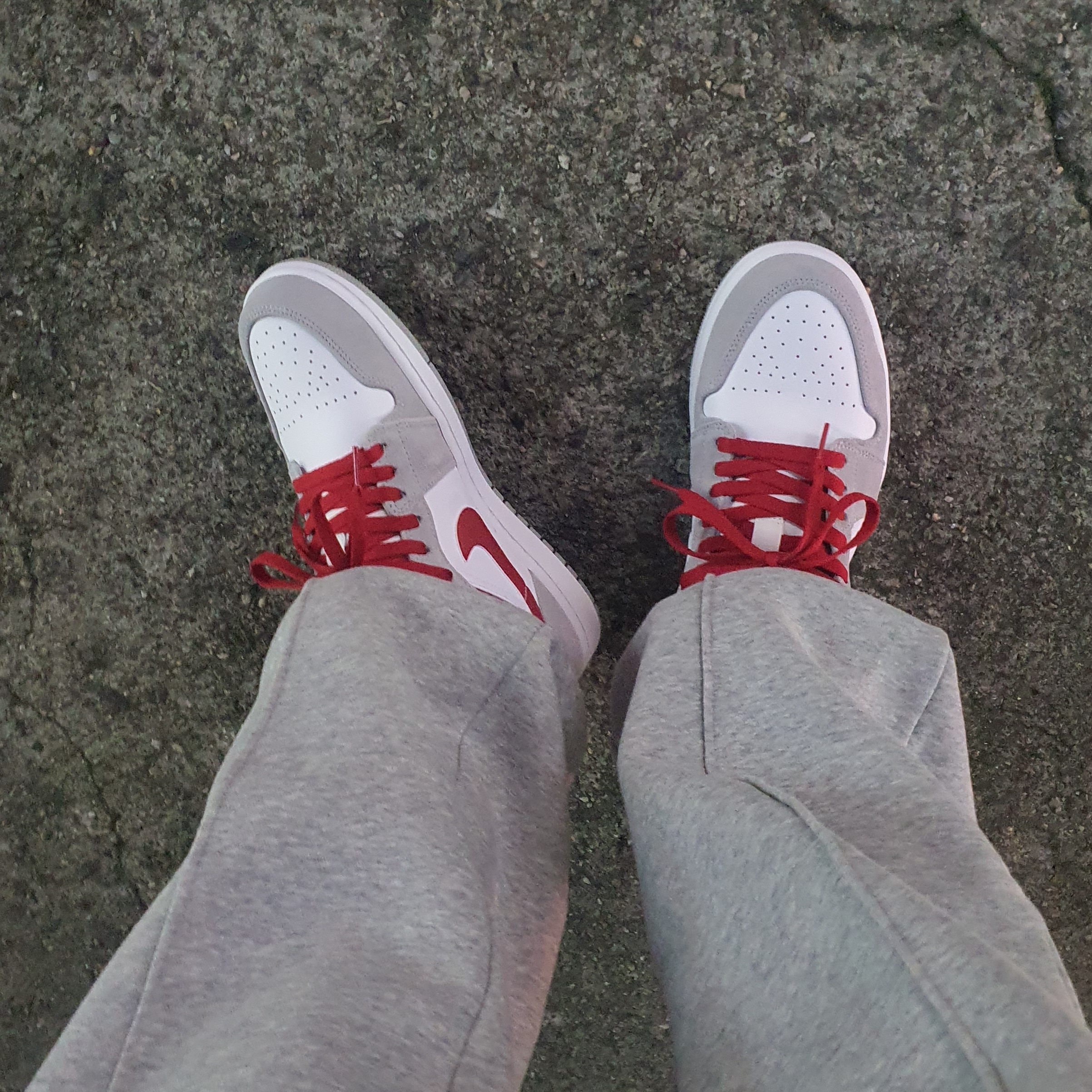 Jordan 1 Low SE Light Smoke Grey Gym Red 착용 스타일