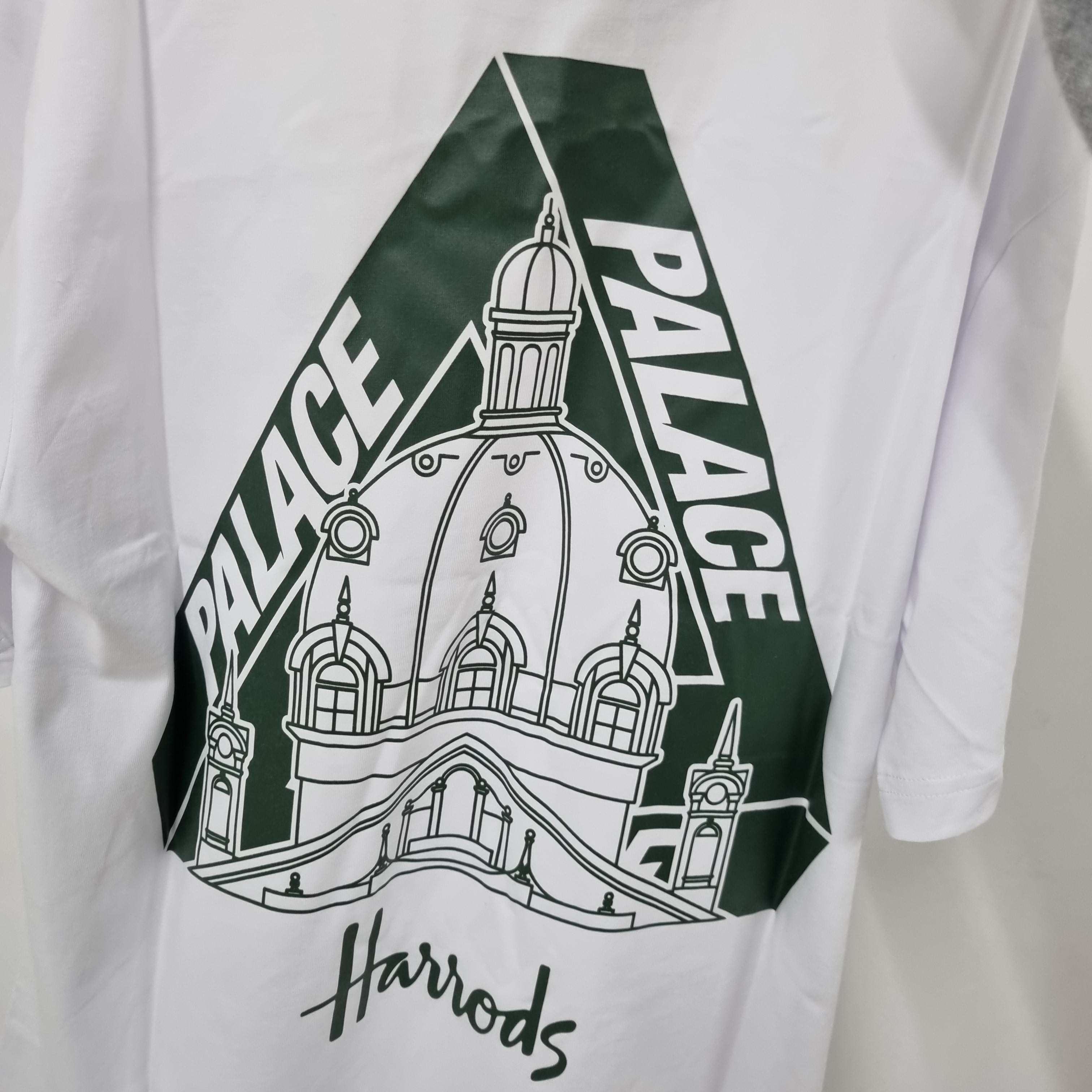 Palace x Harrods Tri-Sphinx T-Shirt White - 21FW 착용 스타일 - 3