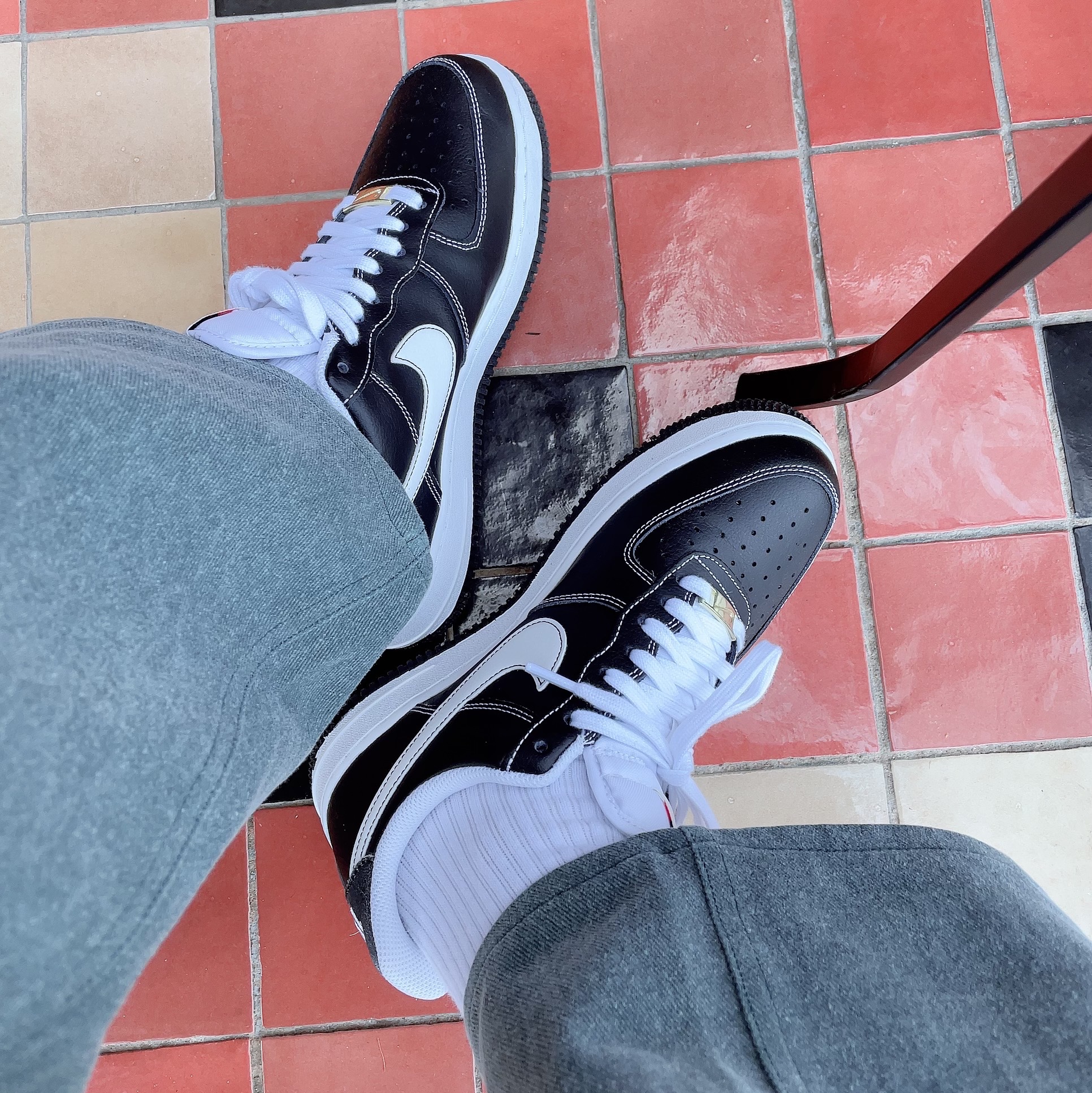 Nike Air Force 1 '07 First Use Black White 착용 스타일 - 3