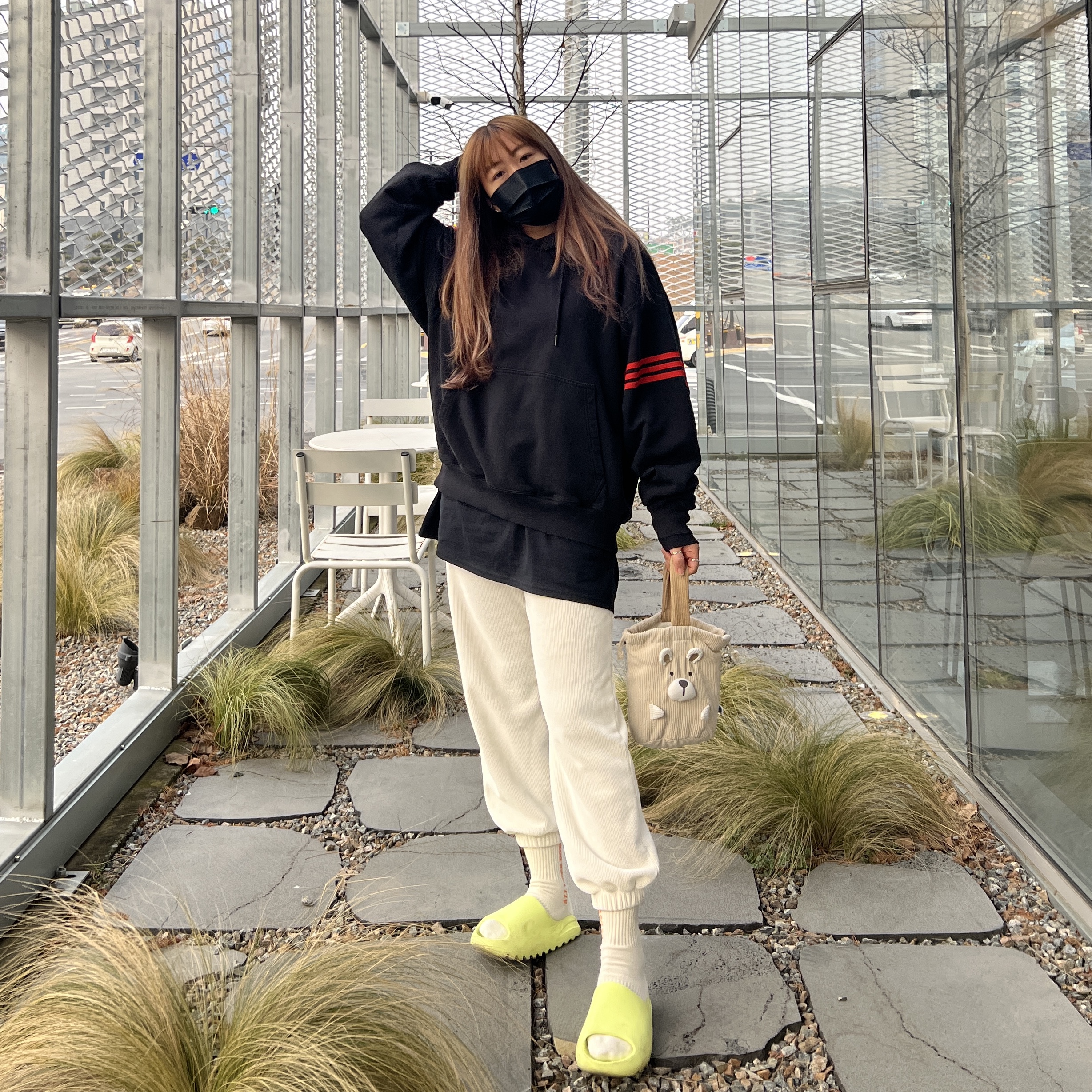 Adidas Yeezy Slide Glow Green 착용 스타일