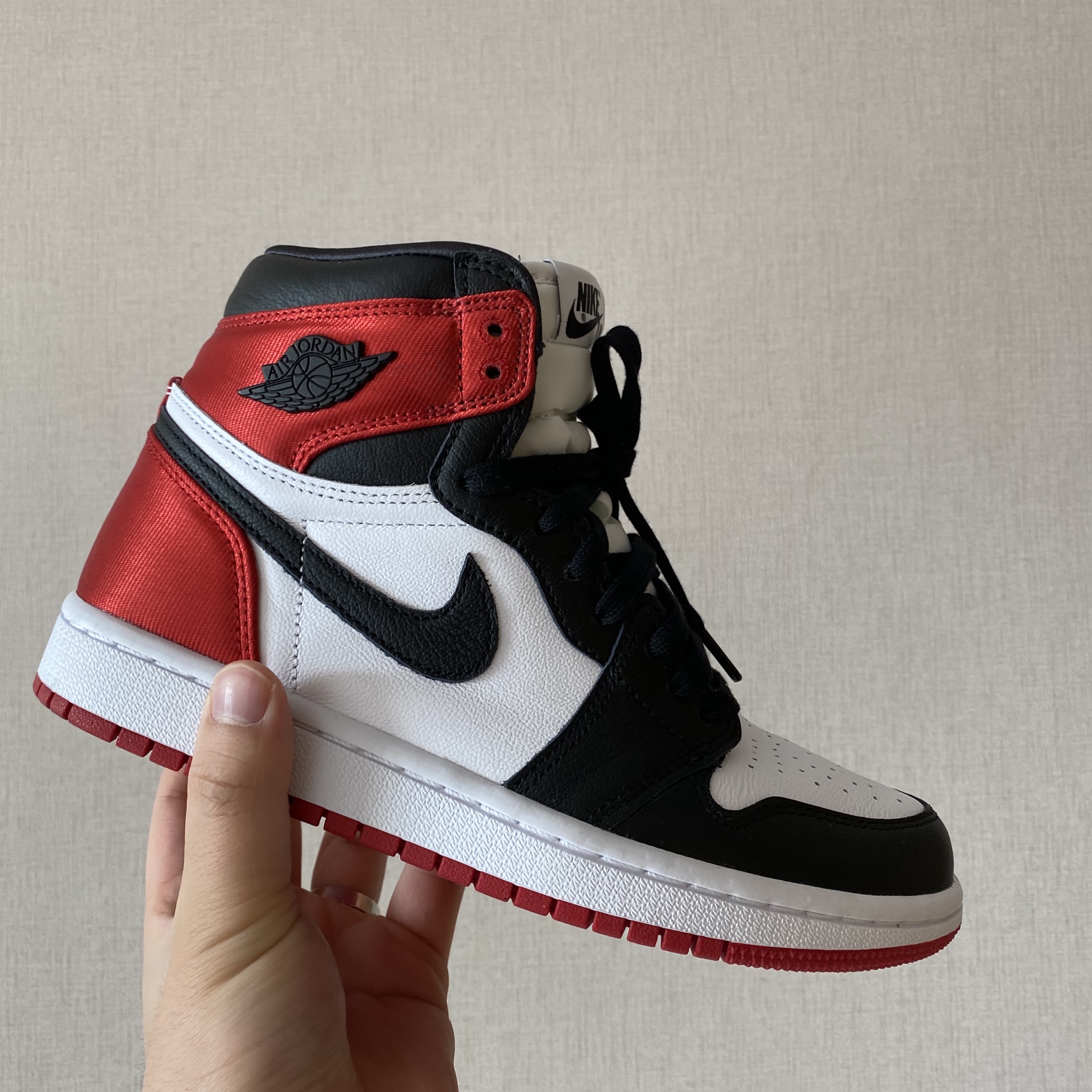 (W) Jordan 1 Retro High Satin Black Toe 착용 스타일 - 1