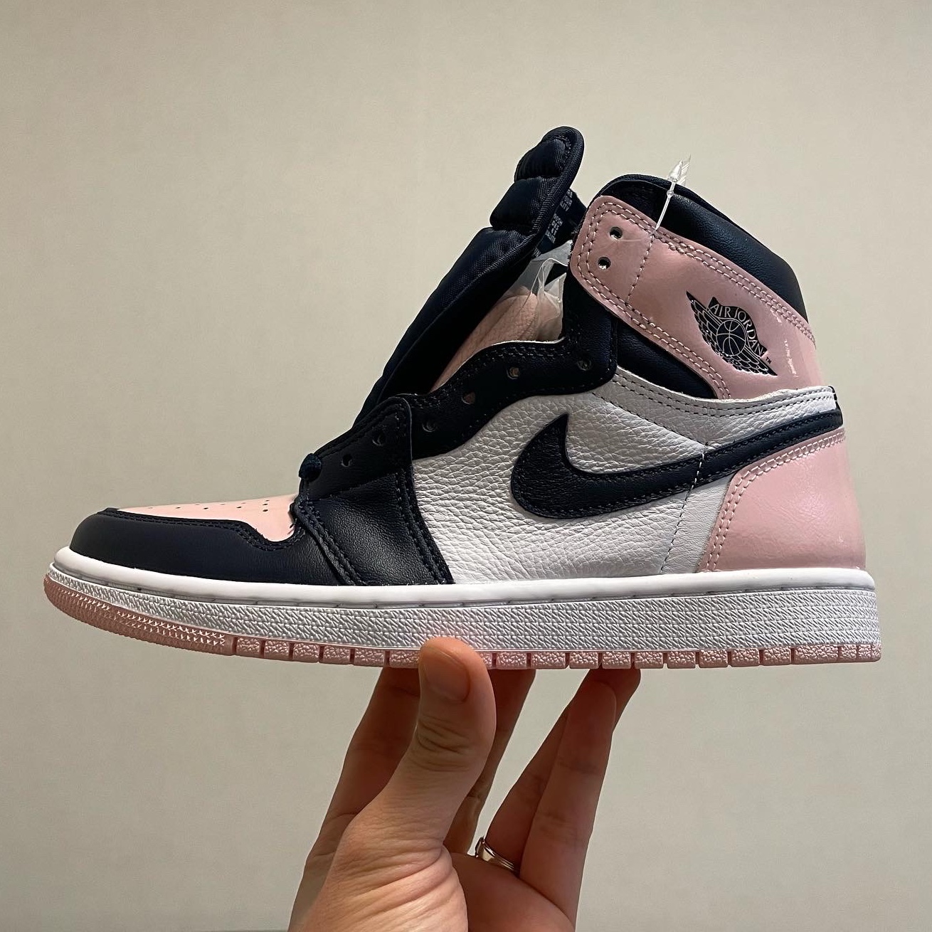 (W) Jordan 1 Retro High OG Atmosphere 착용 스타일 - 1