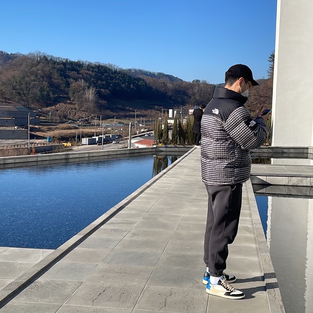 Supreme x The North Face Studded Nuptse Jacket Black - 21SS, Jordan 1 x Travis Scott x Fragment Retro Low OG SP Military Blue 착용 스타일 - 1