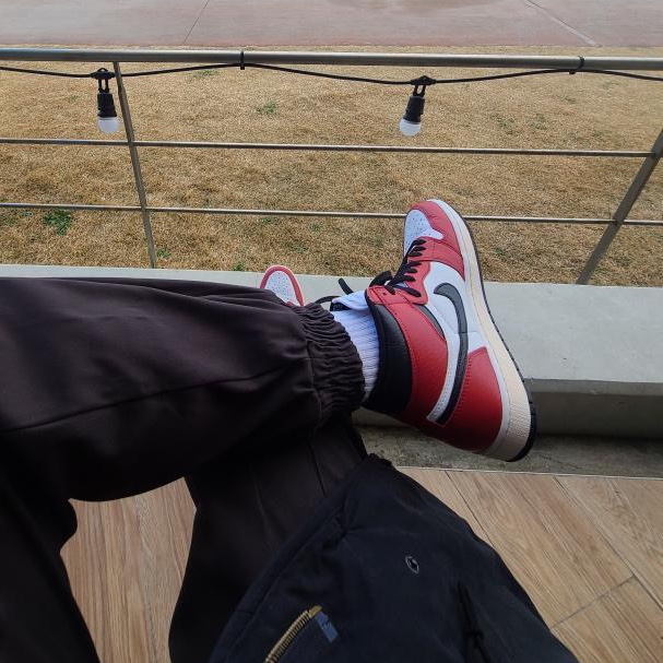 Jordan 1 Retro High OG Light Fusion Red 착용 스타일 - 2