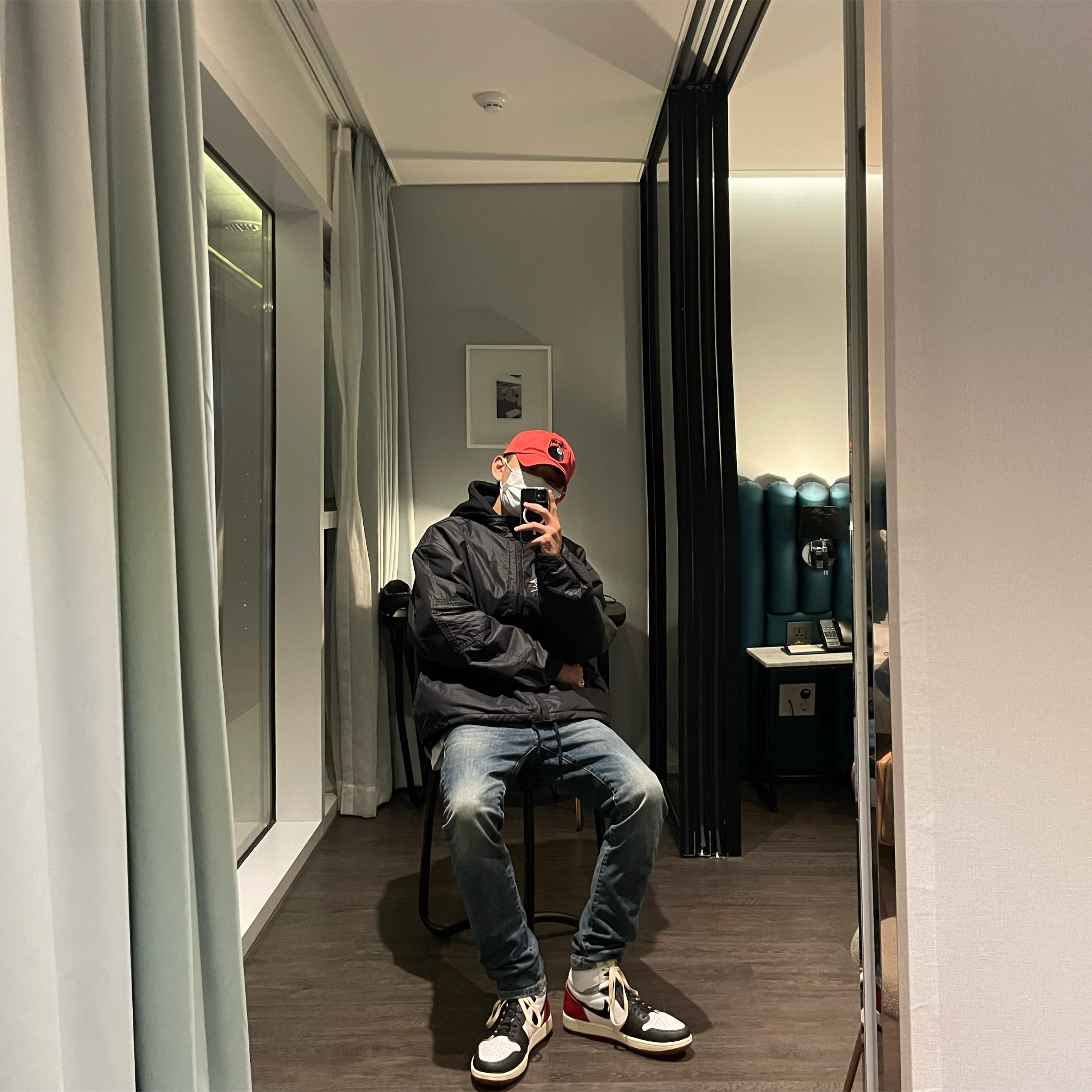 Jordan 1 x Union Retro High Black Toe, Jordan 1 x Travis Scott x Fragment Retro Low OG SP Military Blue 착용 스타일 - 1