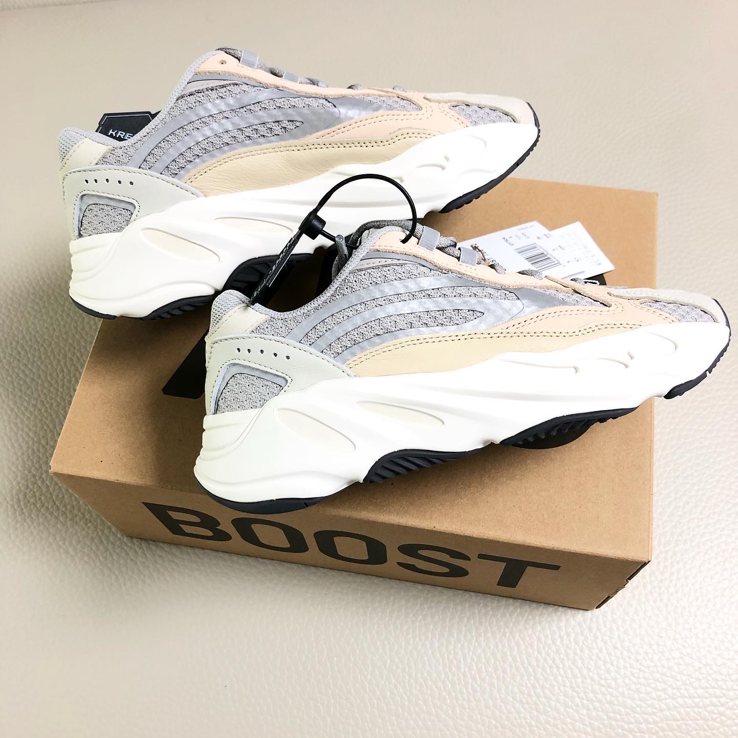 Adidas Yeezy Boost 700 V2 Cream 착용 스타일 - 2