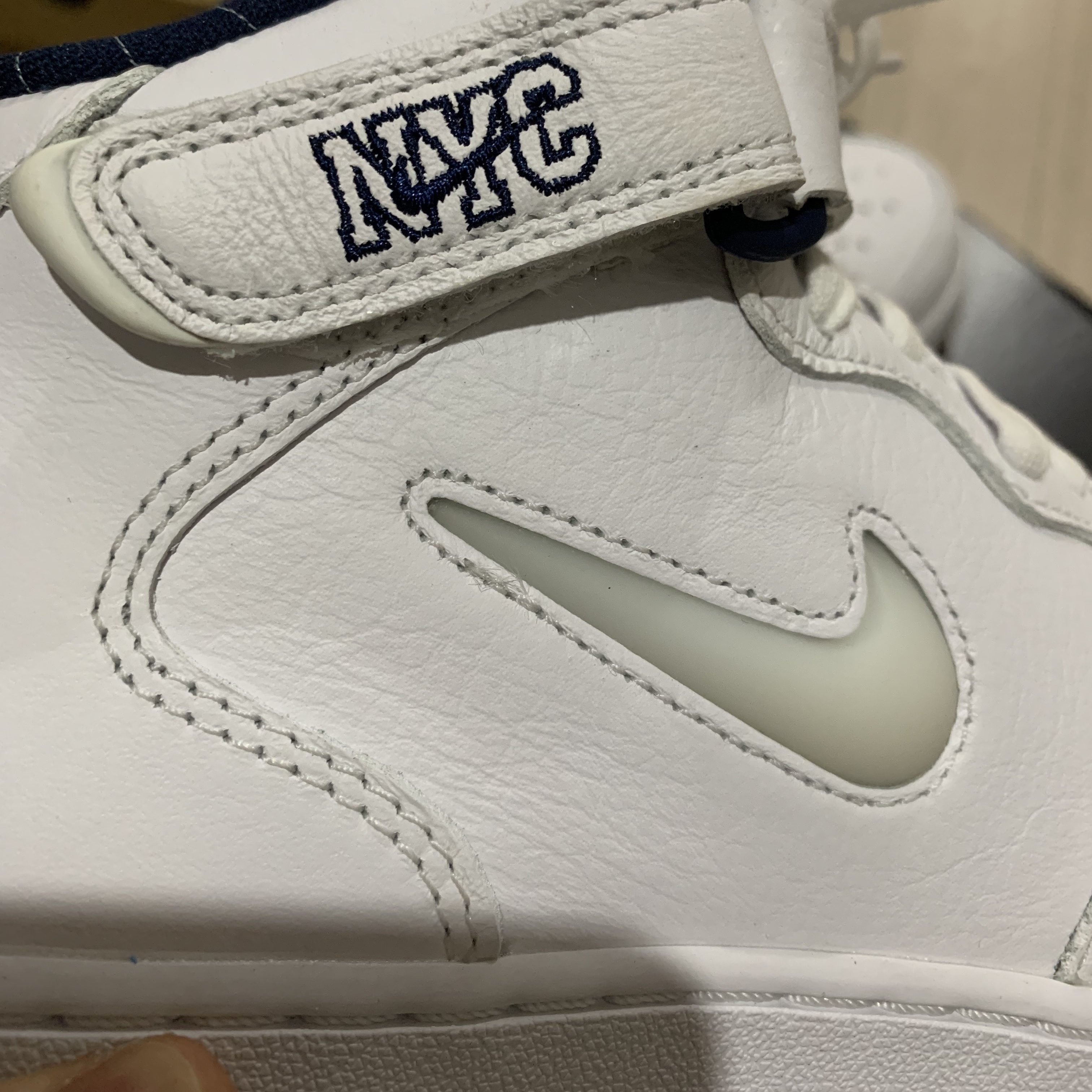 Nike Air Force 1 Mid QS NYC White Midnight Navy 착용 스타일 - 3