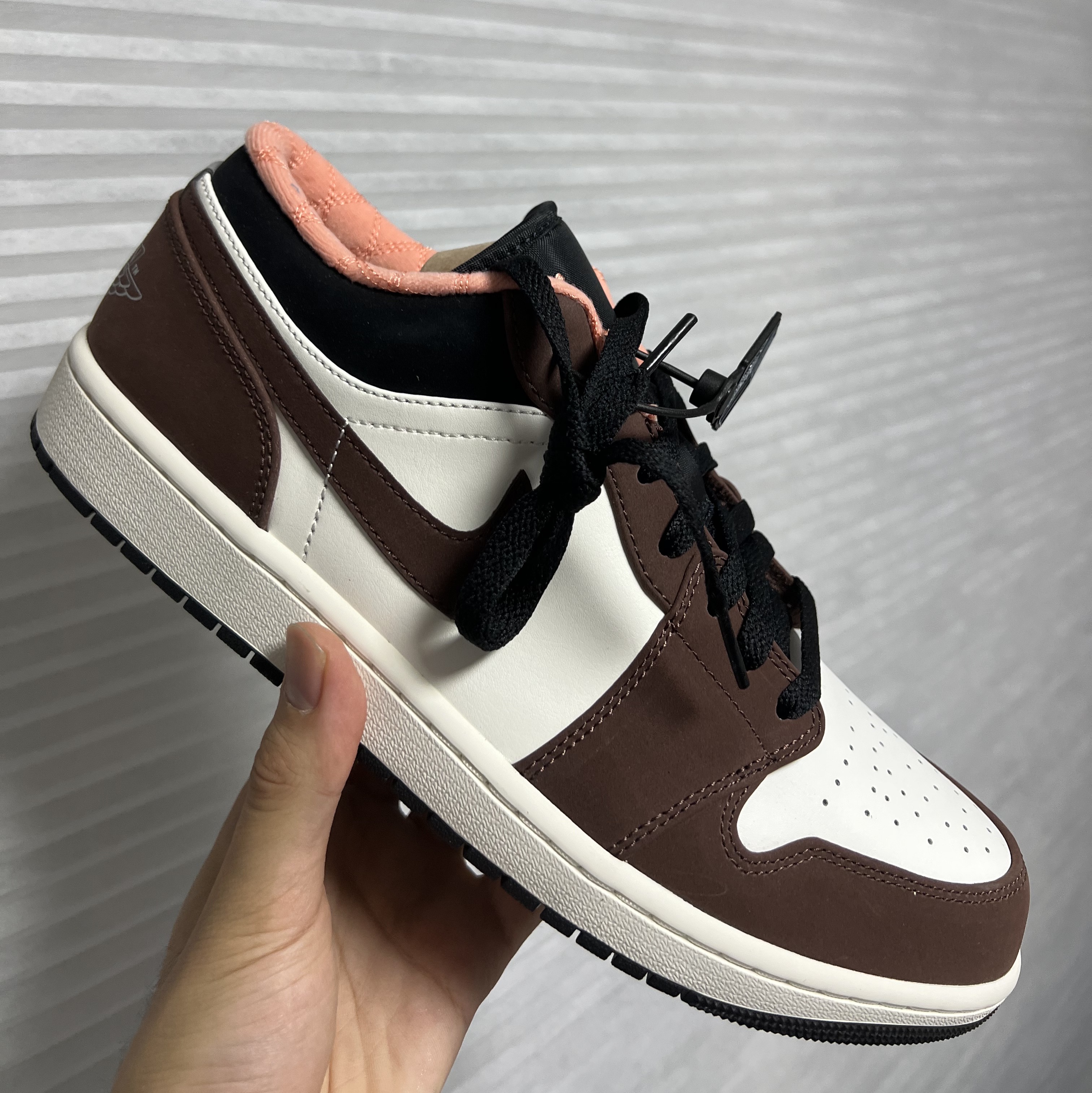 Jordan 1 Low SE Chocolate Bliss 착용 스타일