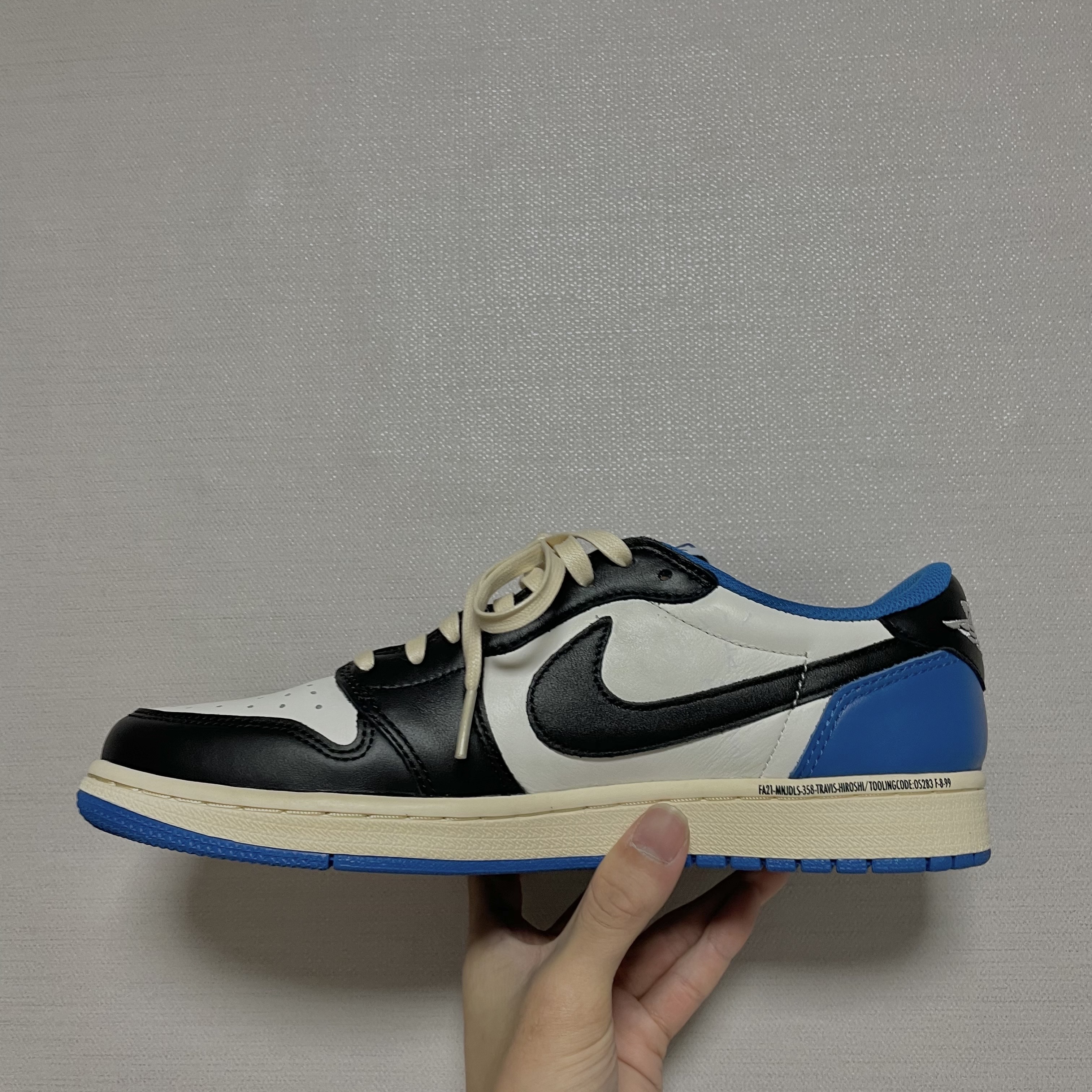 Jordan 1 x Travis Scott x Fragment Retro Low OG SP Military Blue 착용 스타일 - 3