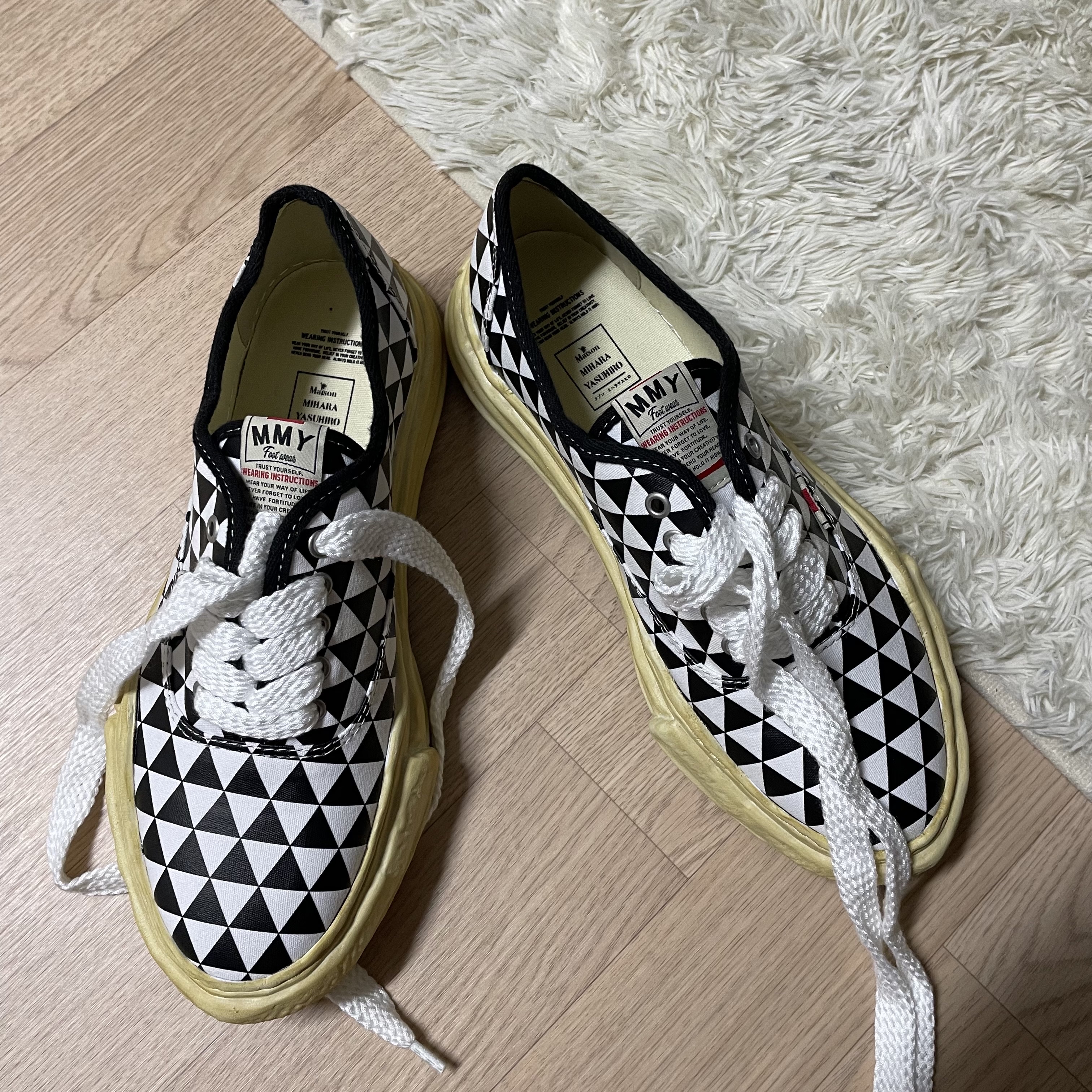 Maison Mihara Yasuhiro Baker OD OG Sole Print Canvas Low-top Sneakers Black 착용 스타일