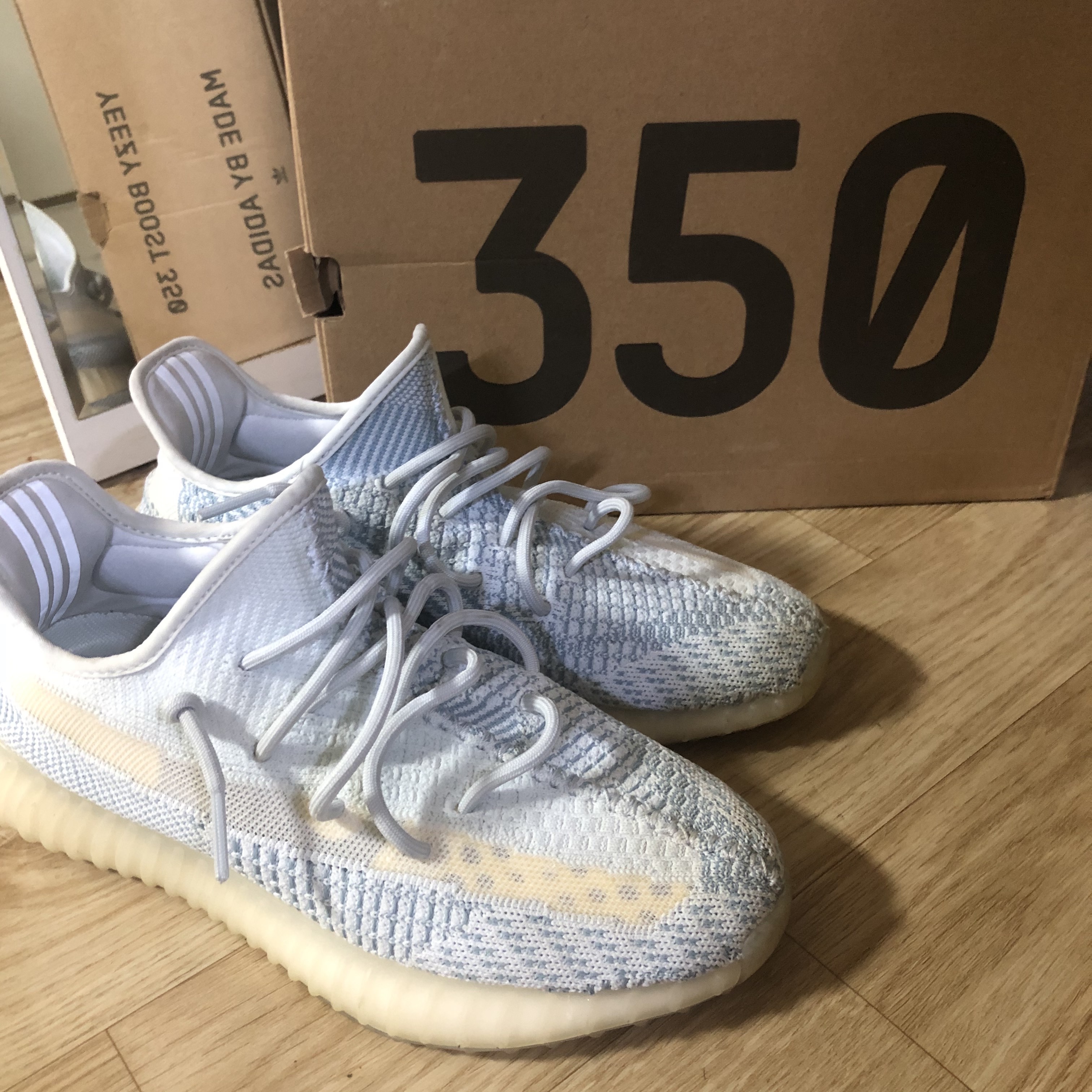 Adidas Yeezy Boost 350 V2 Cloud White - Non-Reflective 착용 스타일 - 2