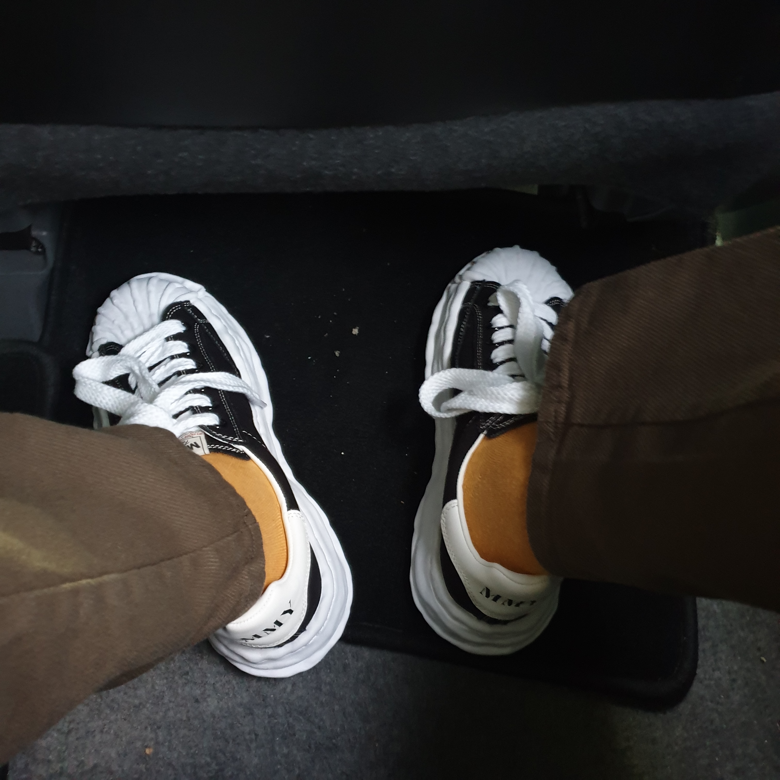 Maison Mihara Yasuhiro Blakey OG Sole Canvas Low-top Sneakers Black White 착용 스타일 - 3