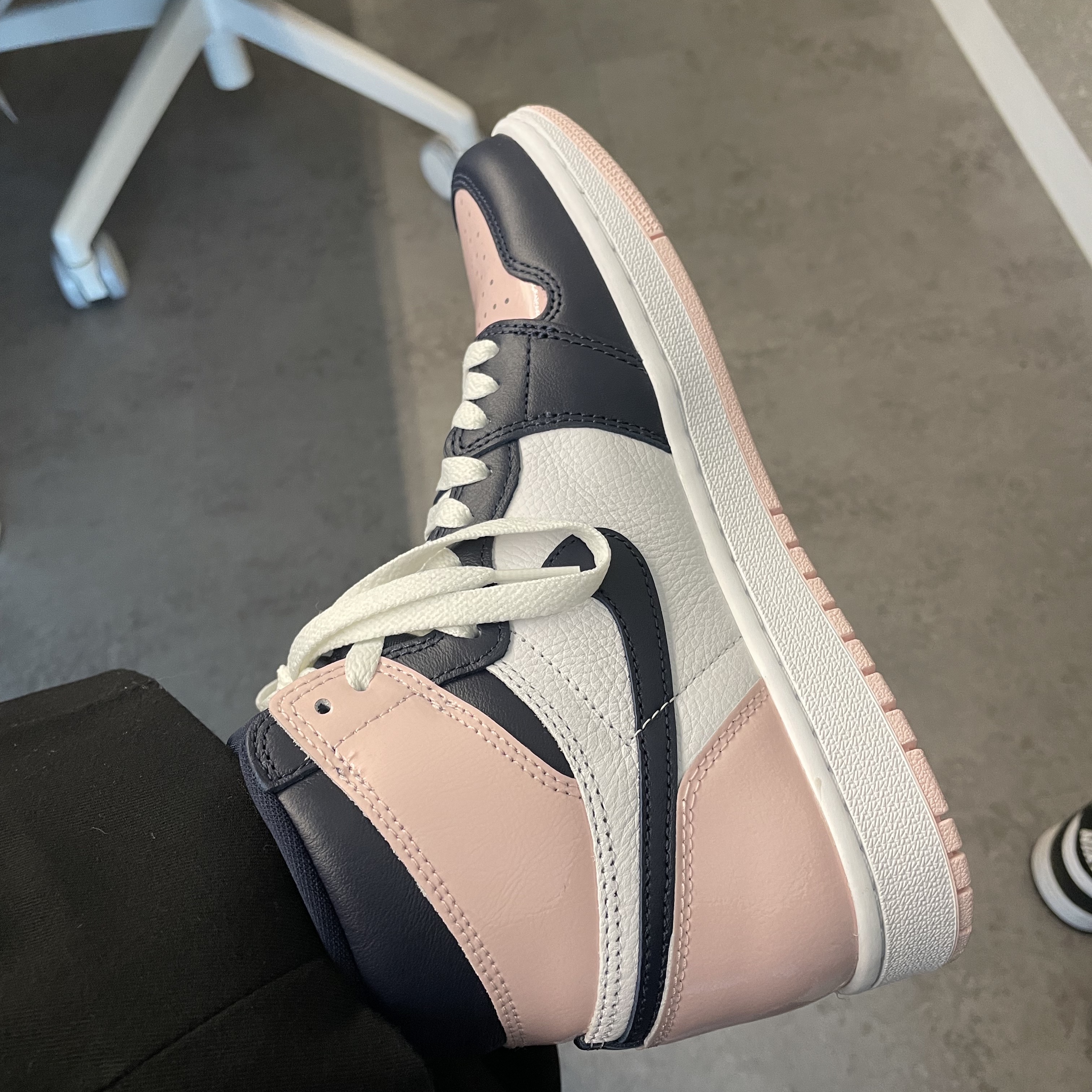 (W) Jordan 1 Retro High OG Atmosphere 착용 스타일 - 1