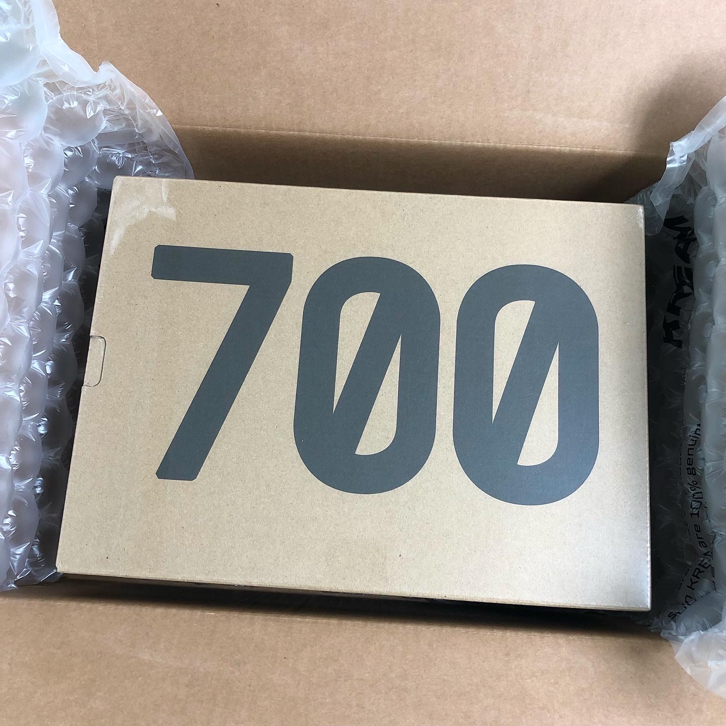 Adidas Yeezy Boost 700 V2 Cream 착용 스타일 - 3