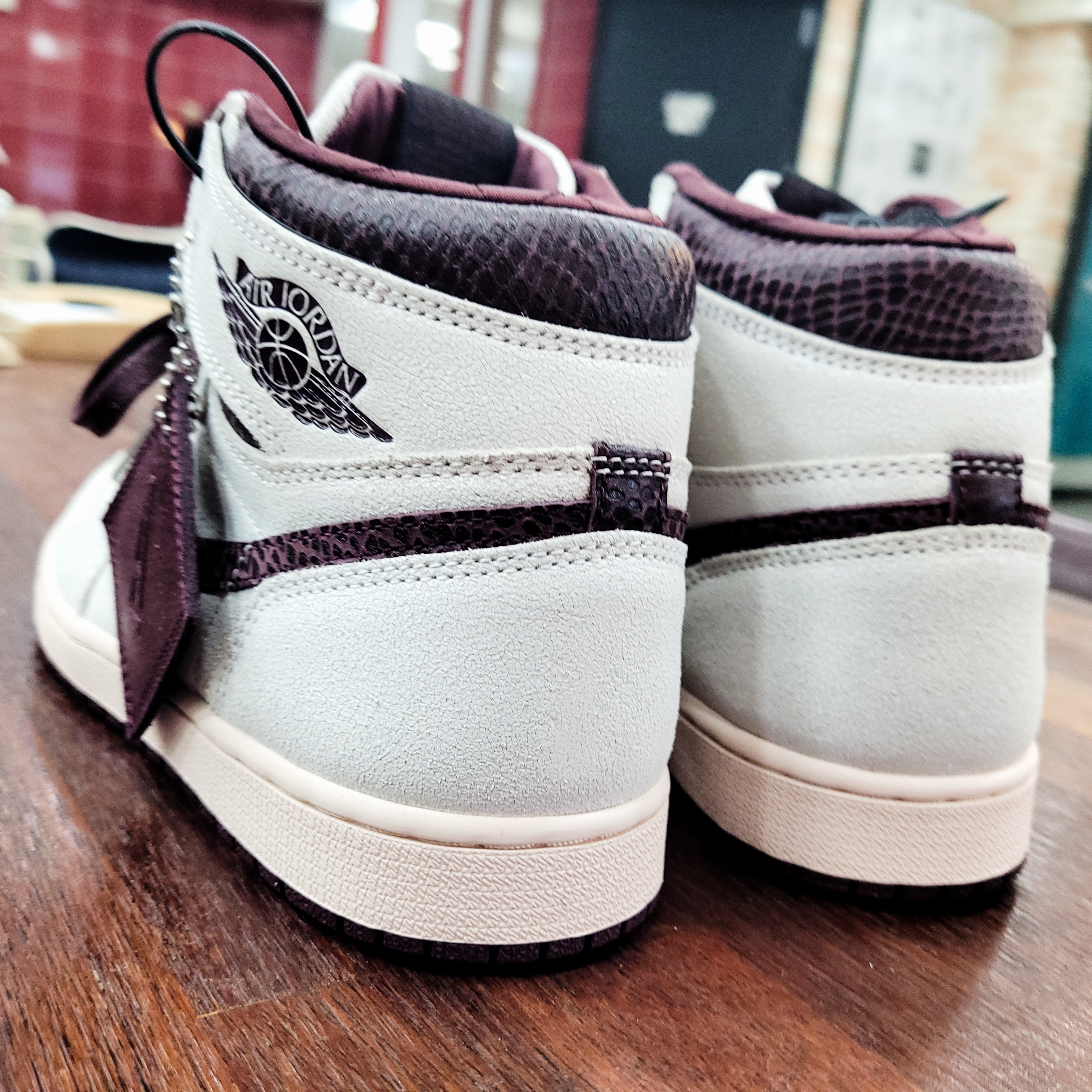 Jordan 1 x A Ma Maniere Retro High OG SP Sail and Burgundy 착용 스타일 - 2