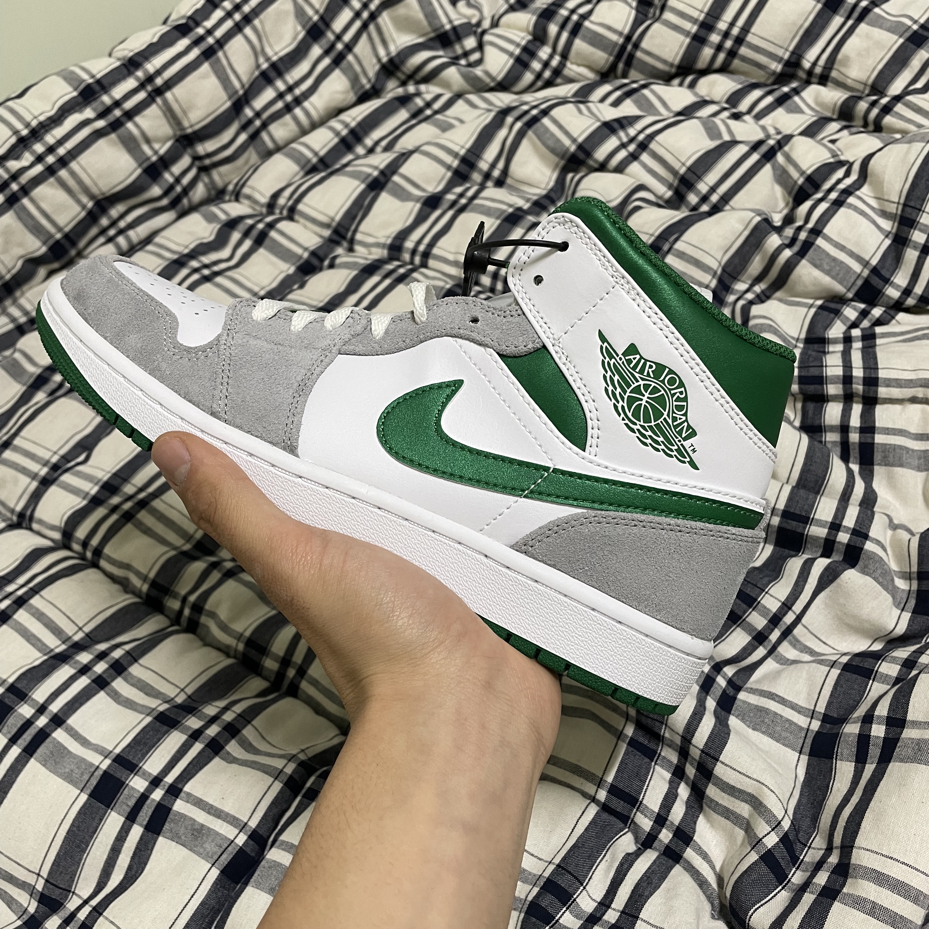 Jordan 1 Mid SE Pine Green Light Smoke Grey 착용 스타일 - 1