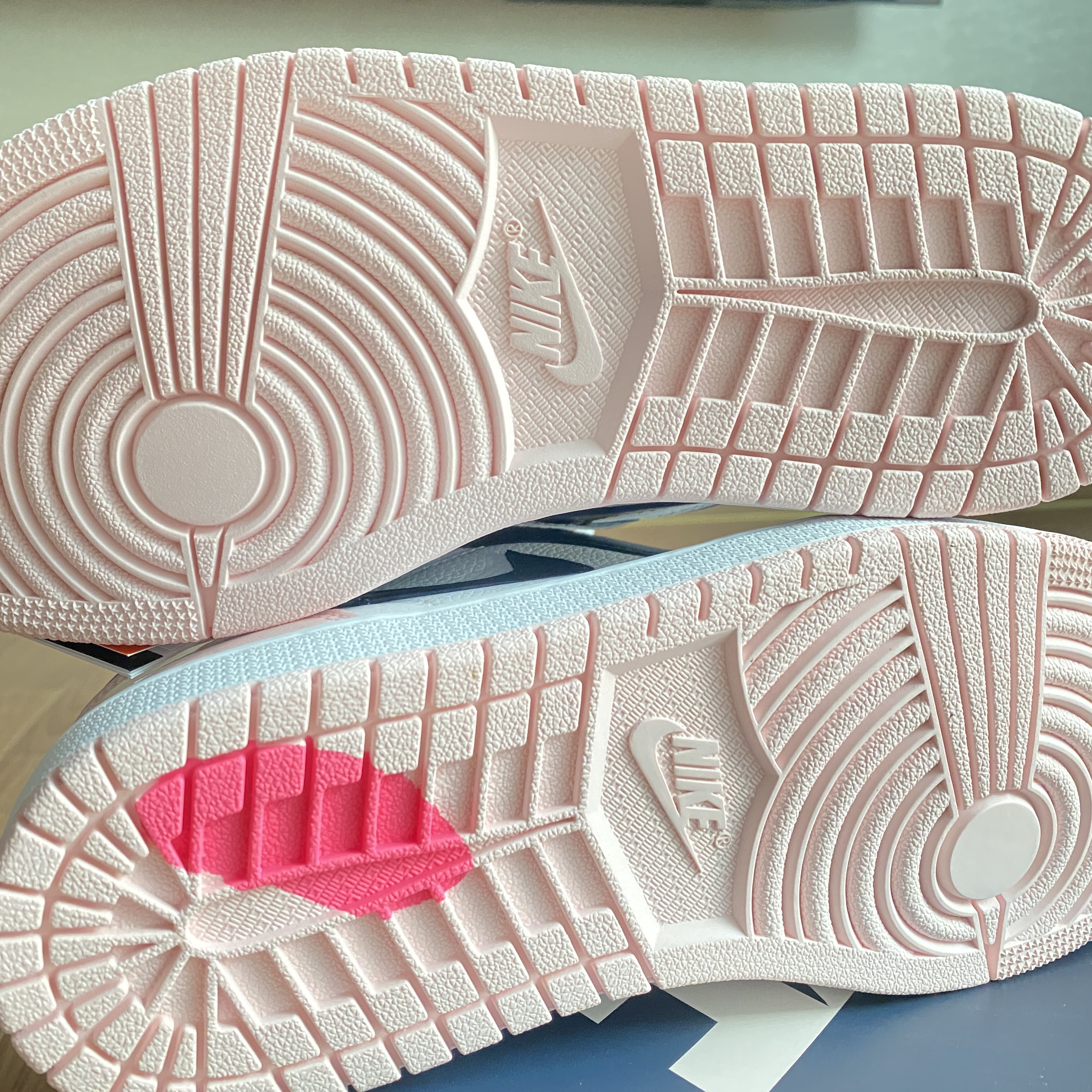 (W) Jordan 1 Retro High OG Atmosphere 착용 스타일 - 2
