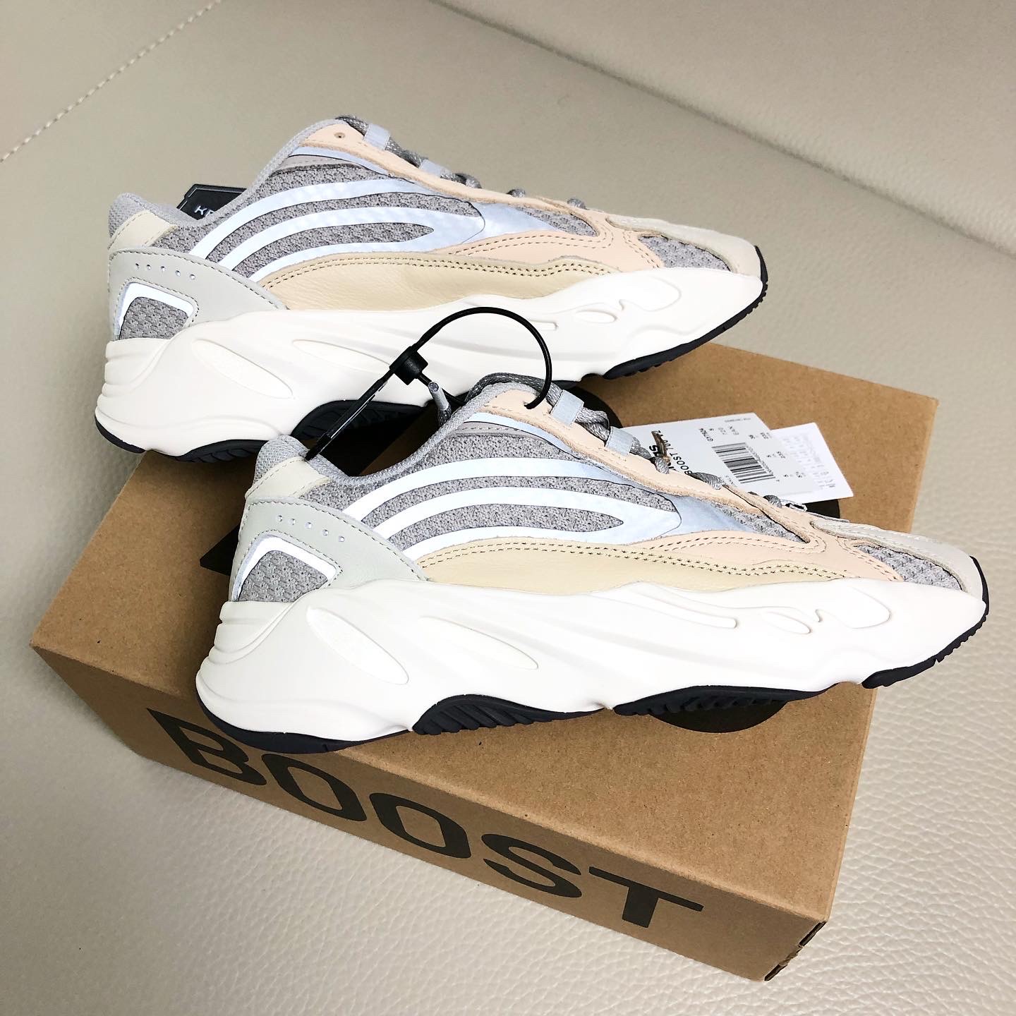 Adidas Yeezy Boost 700 V2 Cream 착용 스타일 - 1