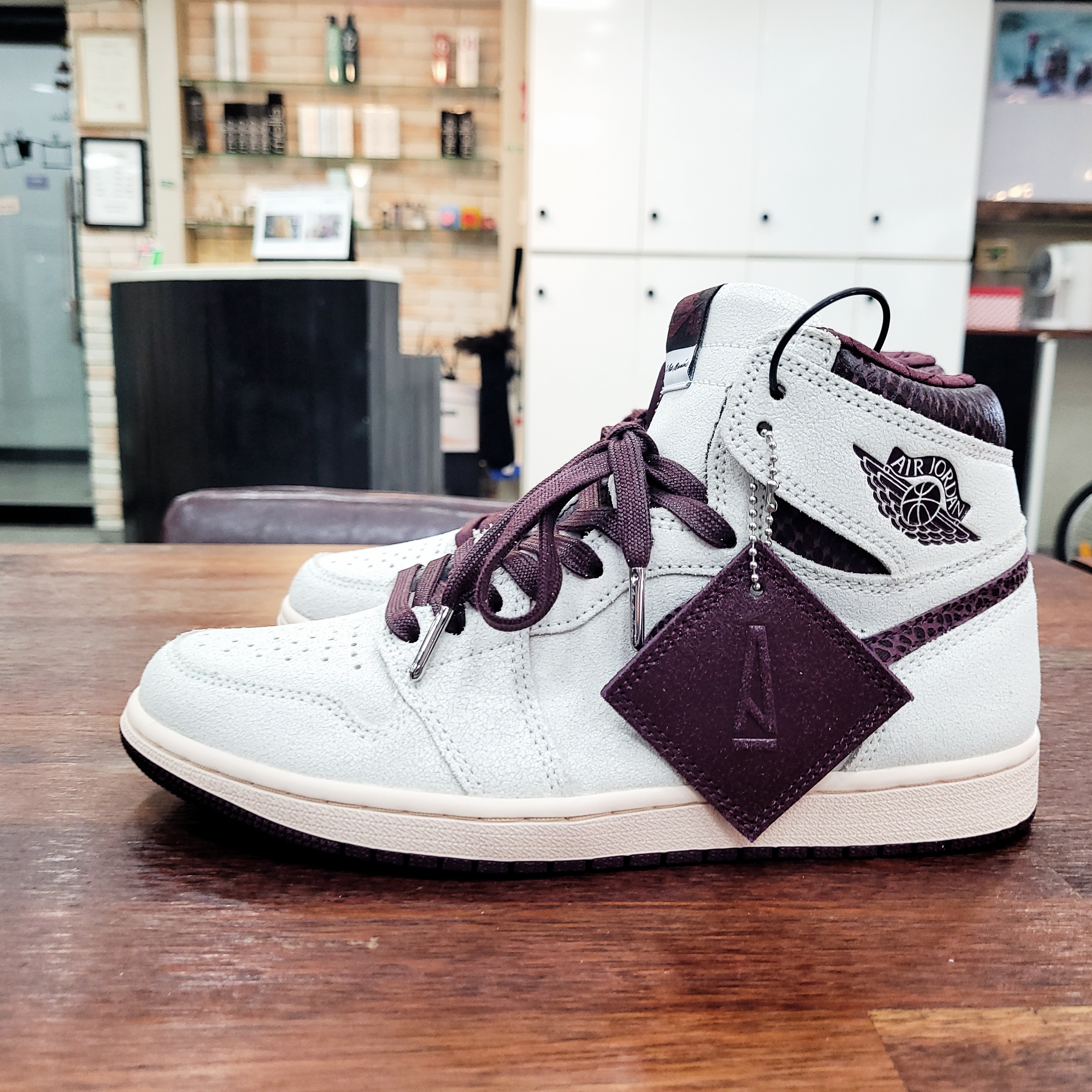 Jordan 1 x A Ma Maniere Retro High OG SP Sail and Burgundy 착용 스타일 - 3