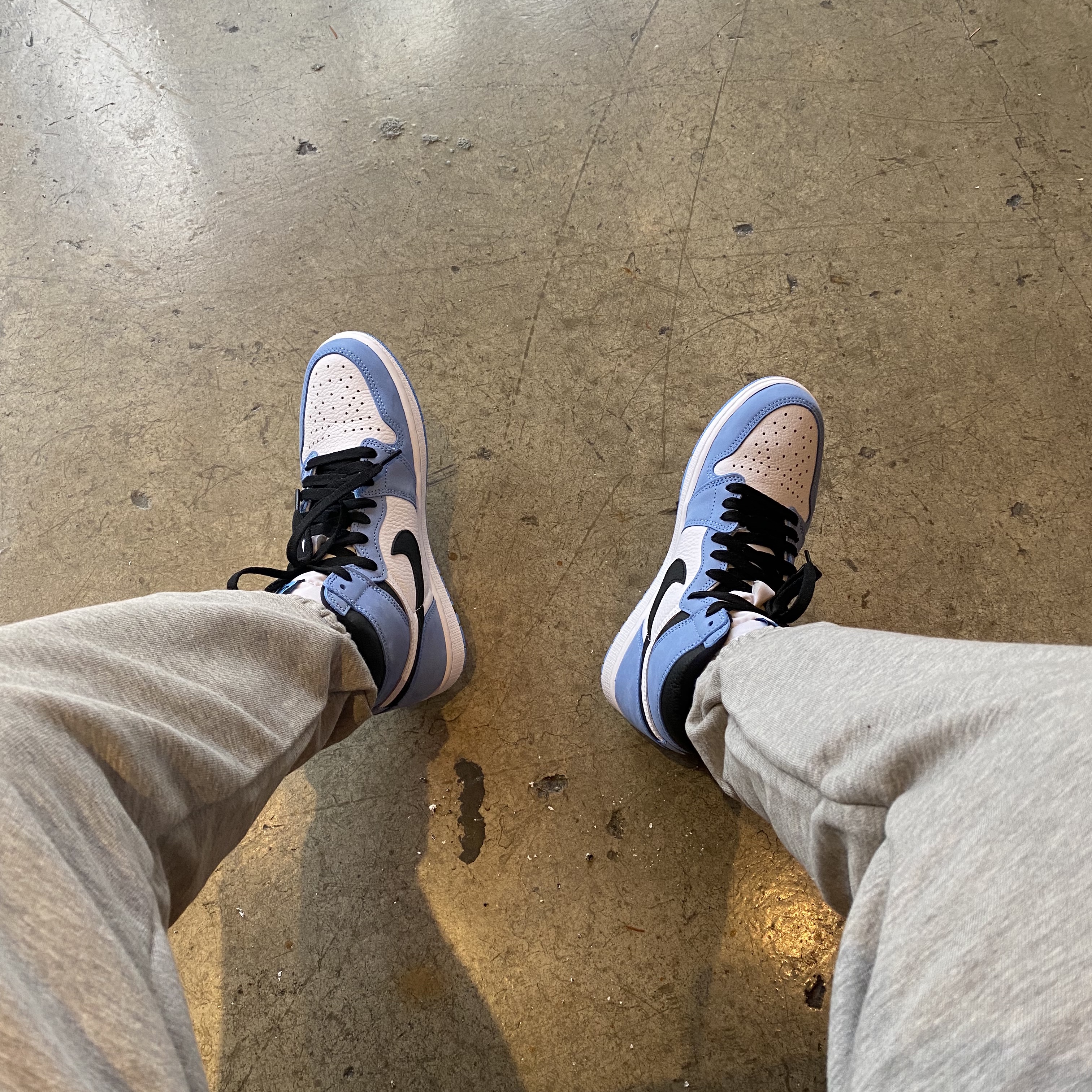 Jordan 1 Retro High OG University Blue 착용 스타일 - 1