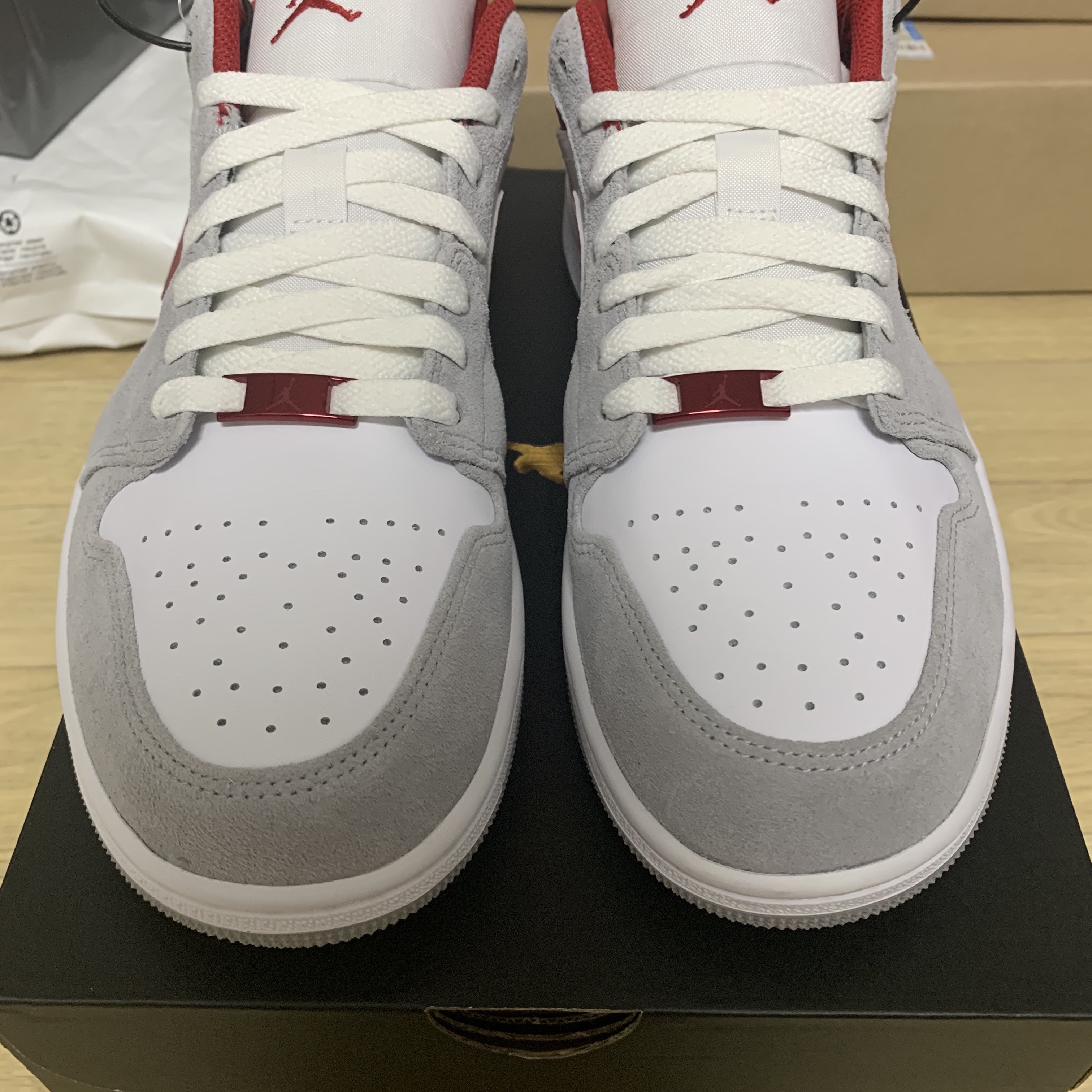 Jordan 1 Low SE Light Smoke Grey Gym Red 착용 스타일 - 2