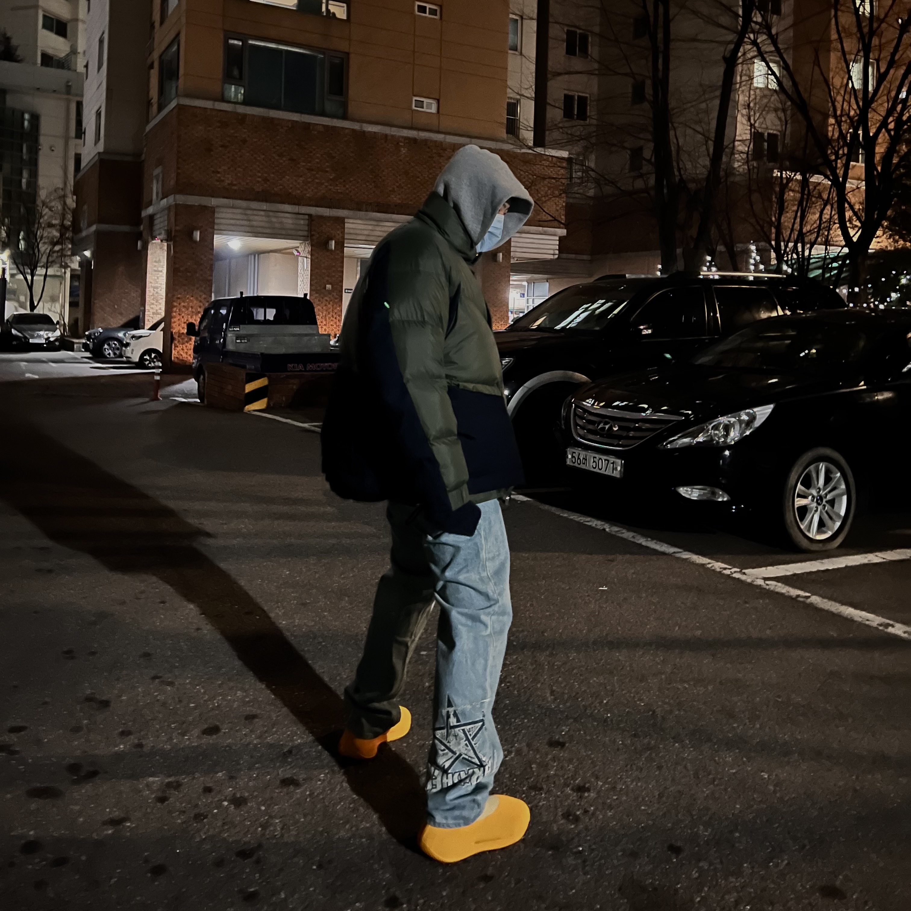 Adidas Yeezy Knit RNR Sulfur, Supreme x Thrasher Regular Jean Washed Blue - 21FW 착용 스타일