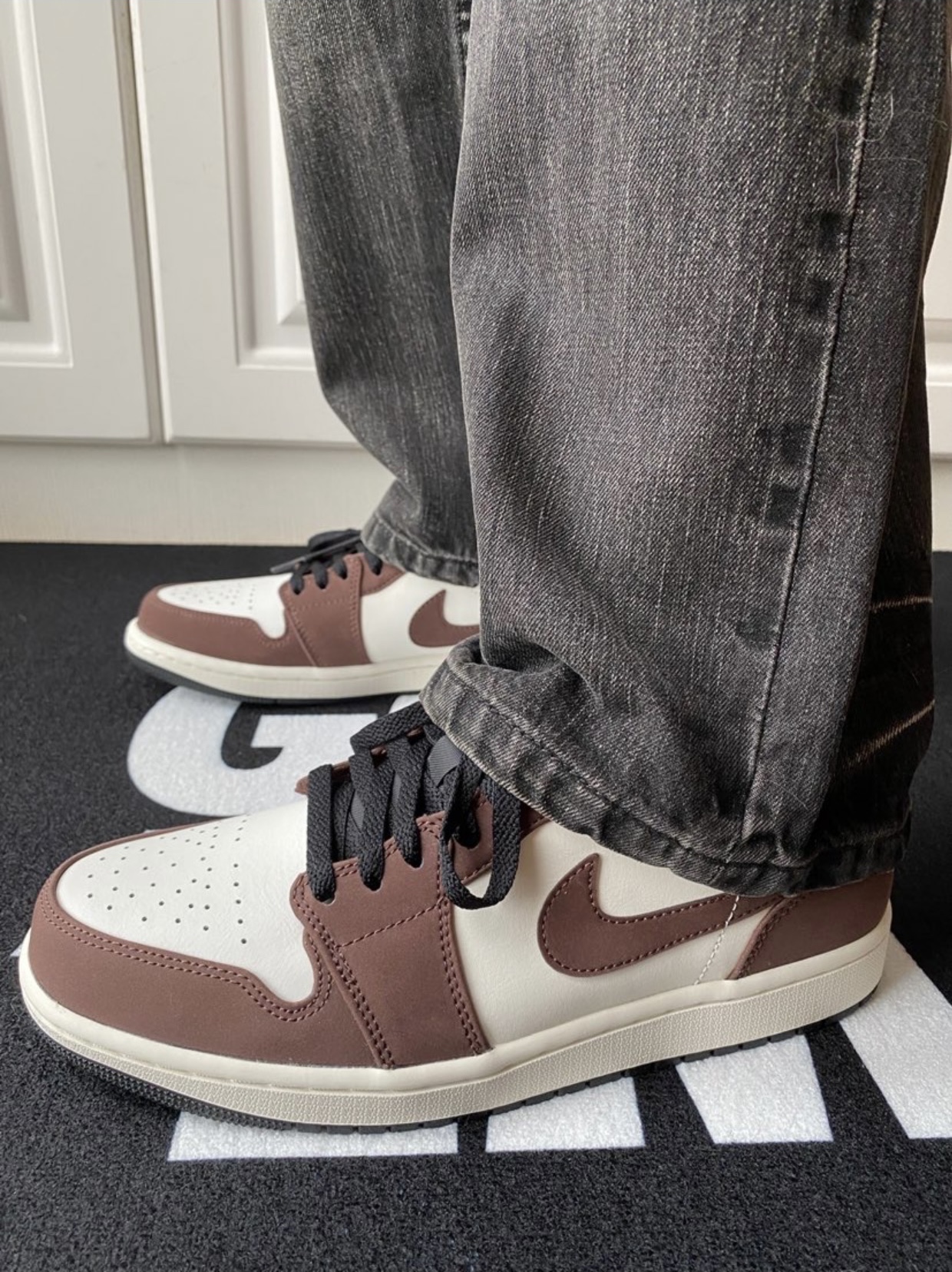 Jordan 1 Low SE Chocolate Bliss 착용 스타일 - 1