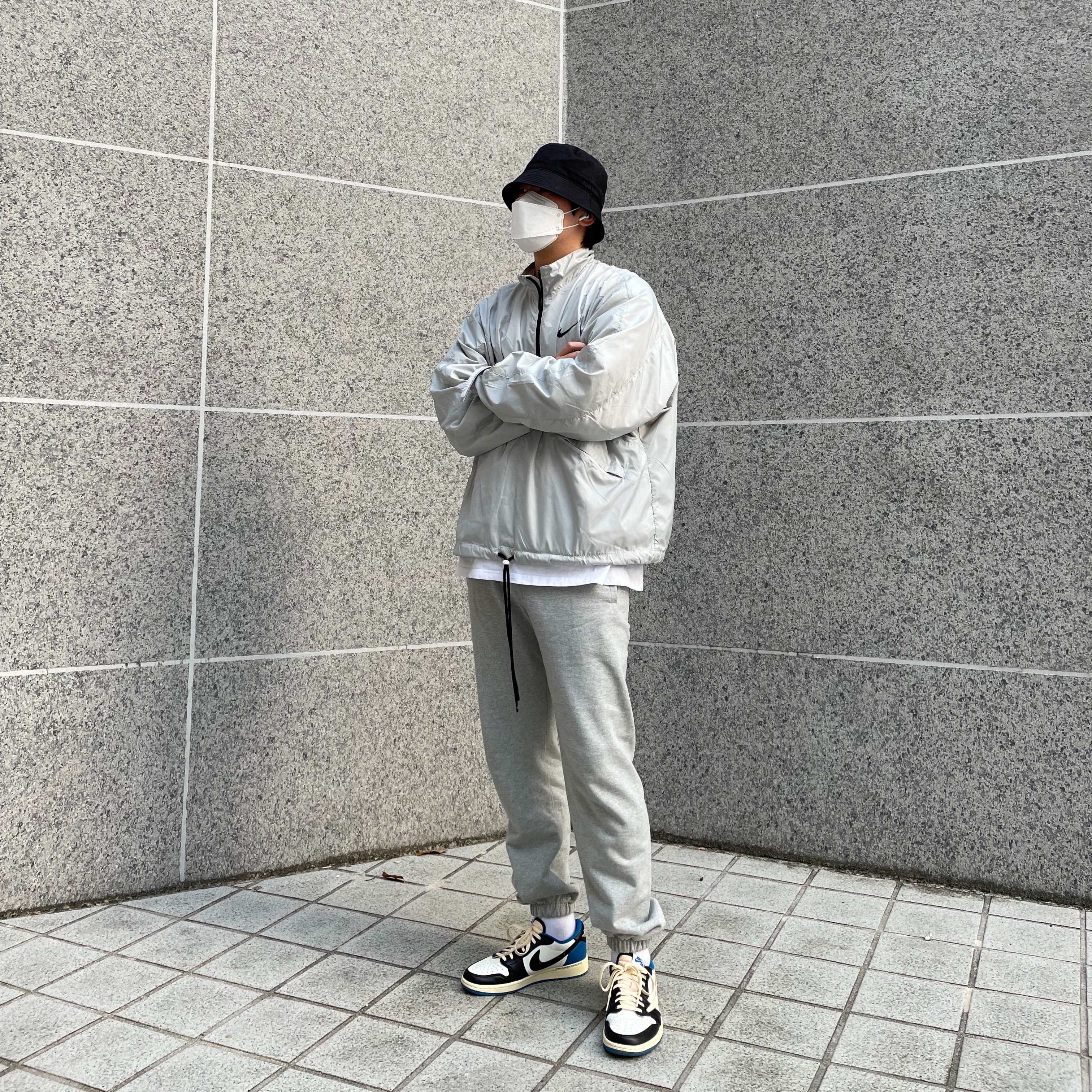 Jordan 1 x Travis Scott x Fragment Retro Low OG SP Military Blue, Nike x Fear of God NRG Half Zip Jacket Pure Platinum 착용 스타일