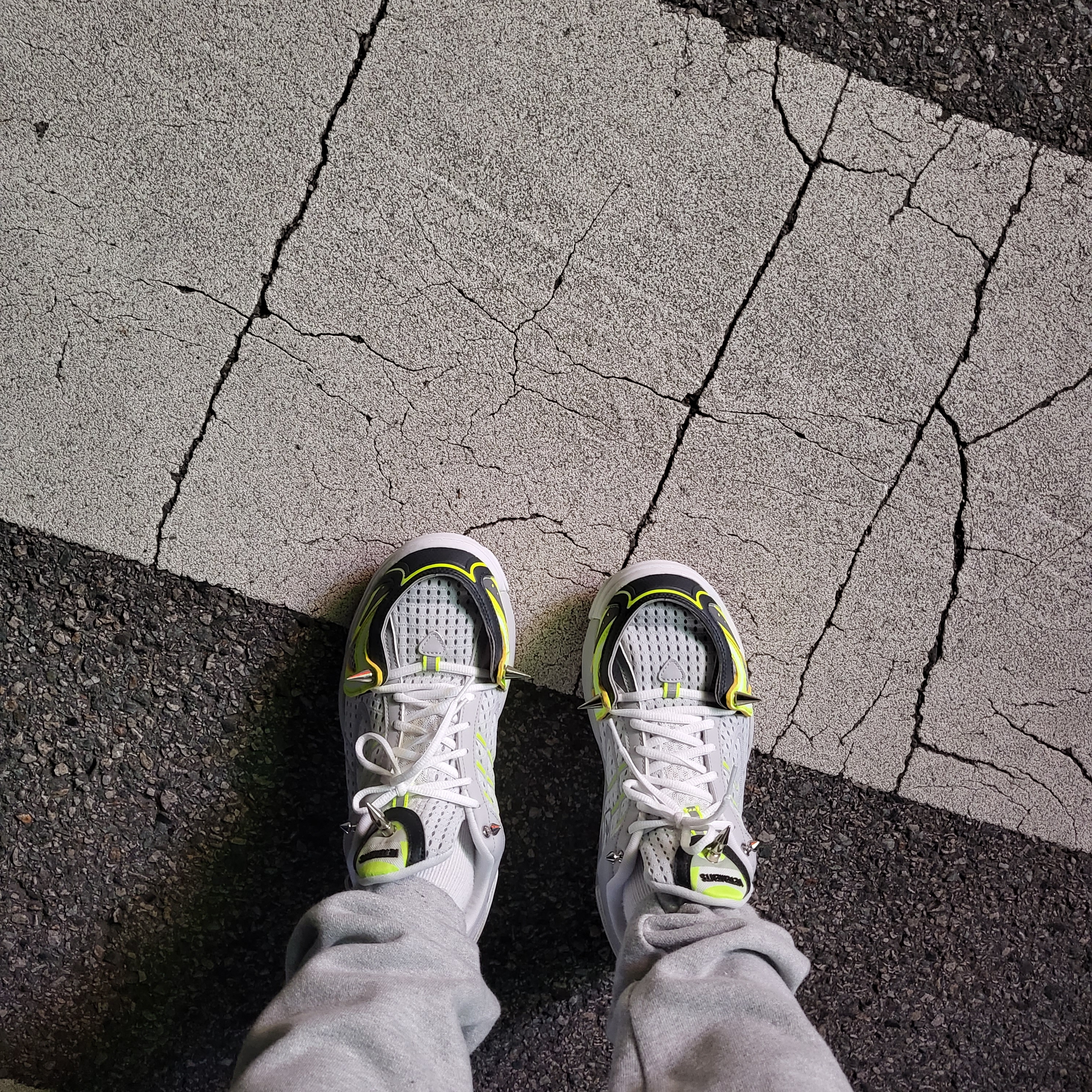 Reebok x Vetements Spike Runner 400 Fluo Yellow 착용 스타일