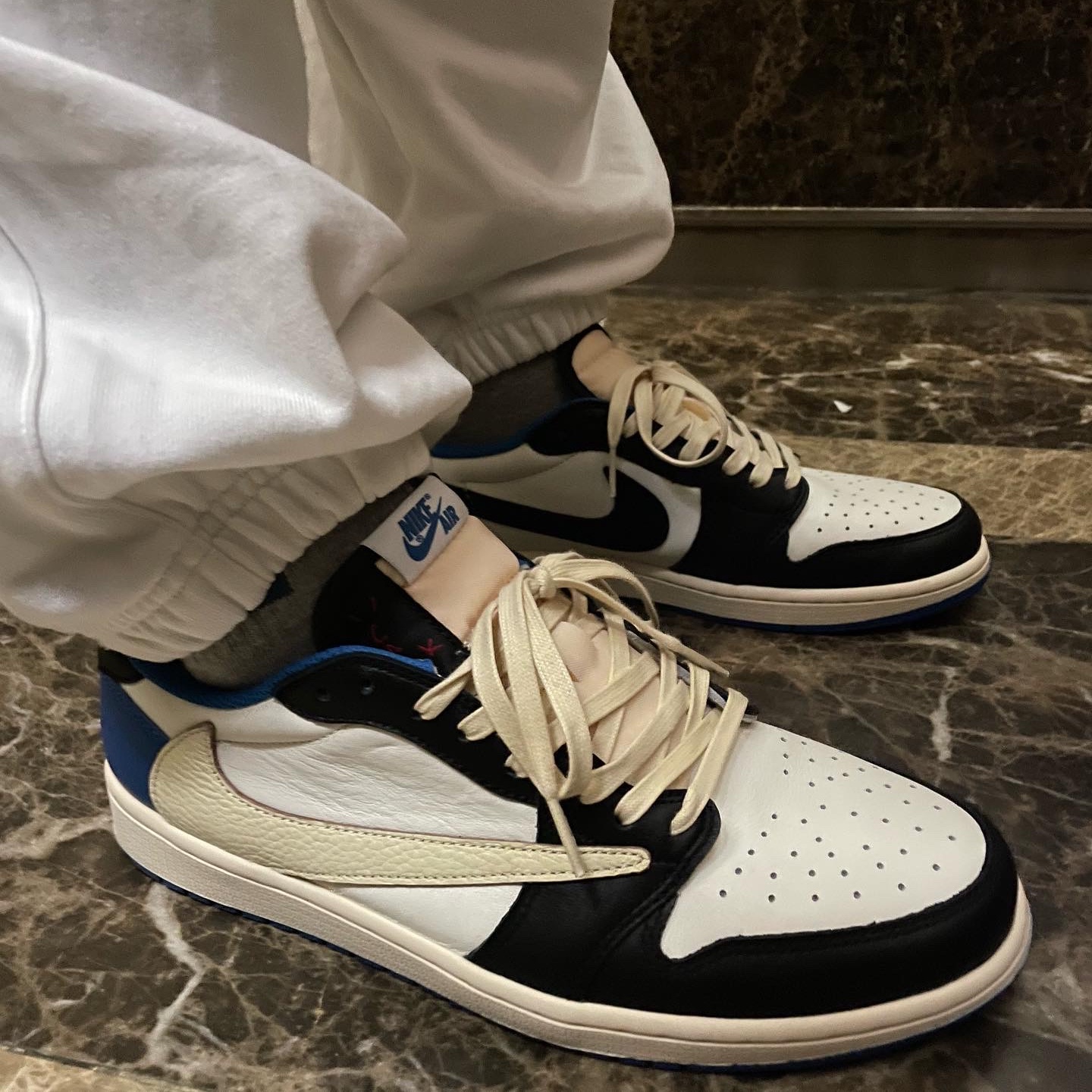 Jordan 1 x Travis Scott x Fragment Retro Low OG SP Military Blue 착용 스타일 - 2
