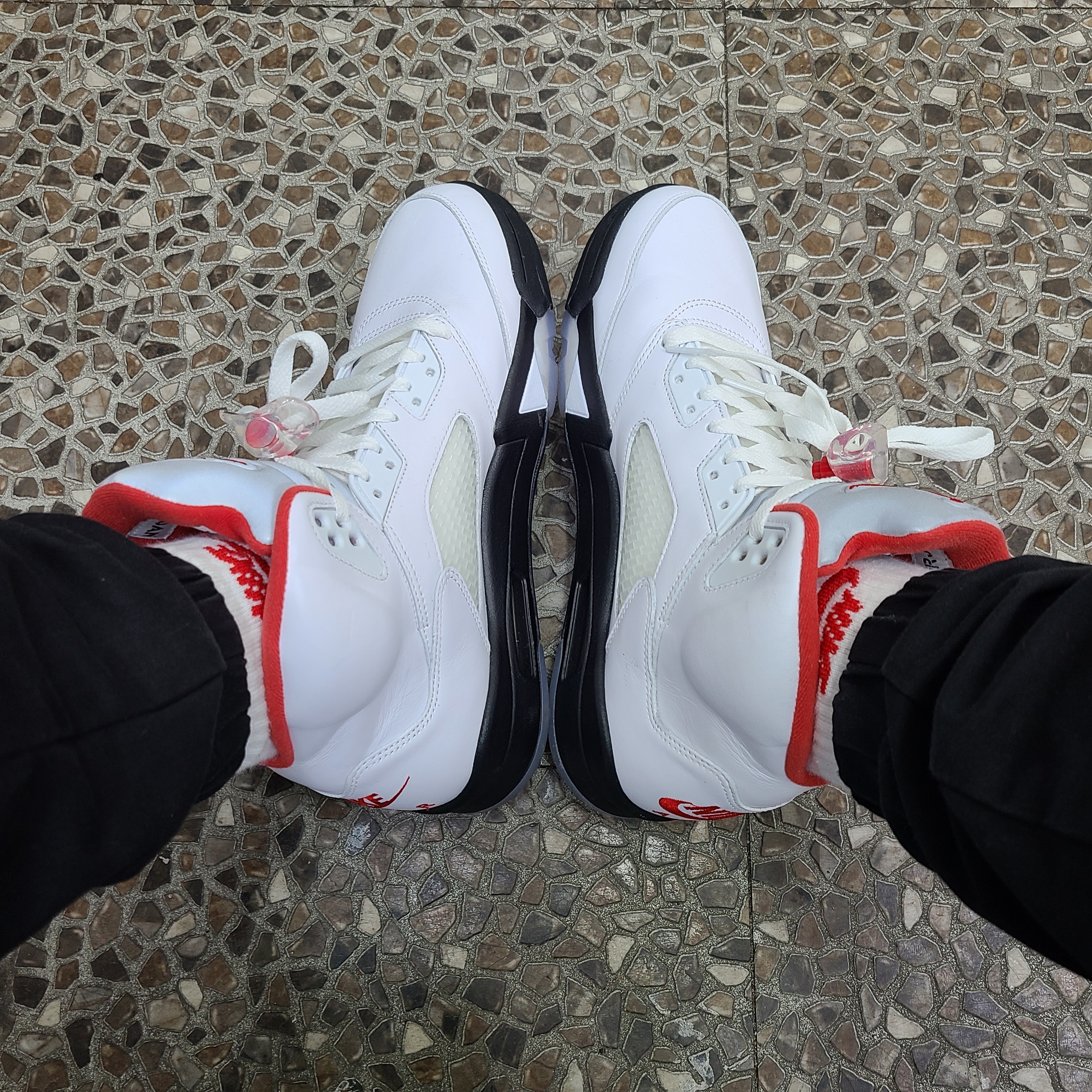Jordan 5 Retro Fire Red Silver Tongue 2020 착용 스타일 - 1