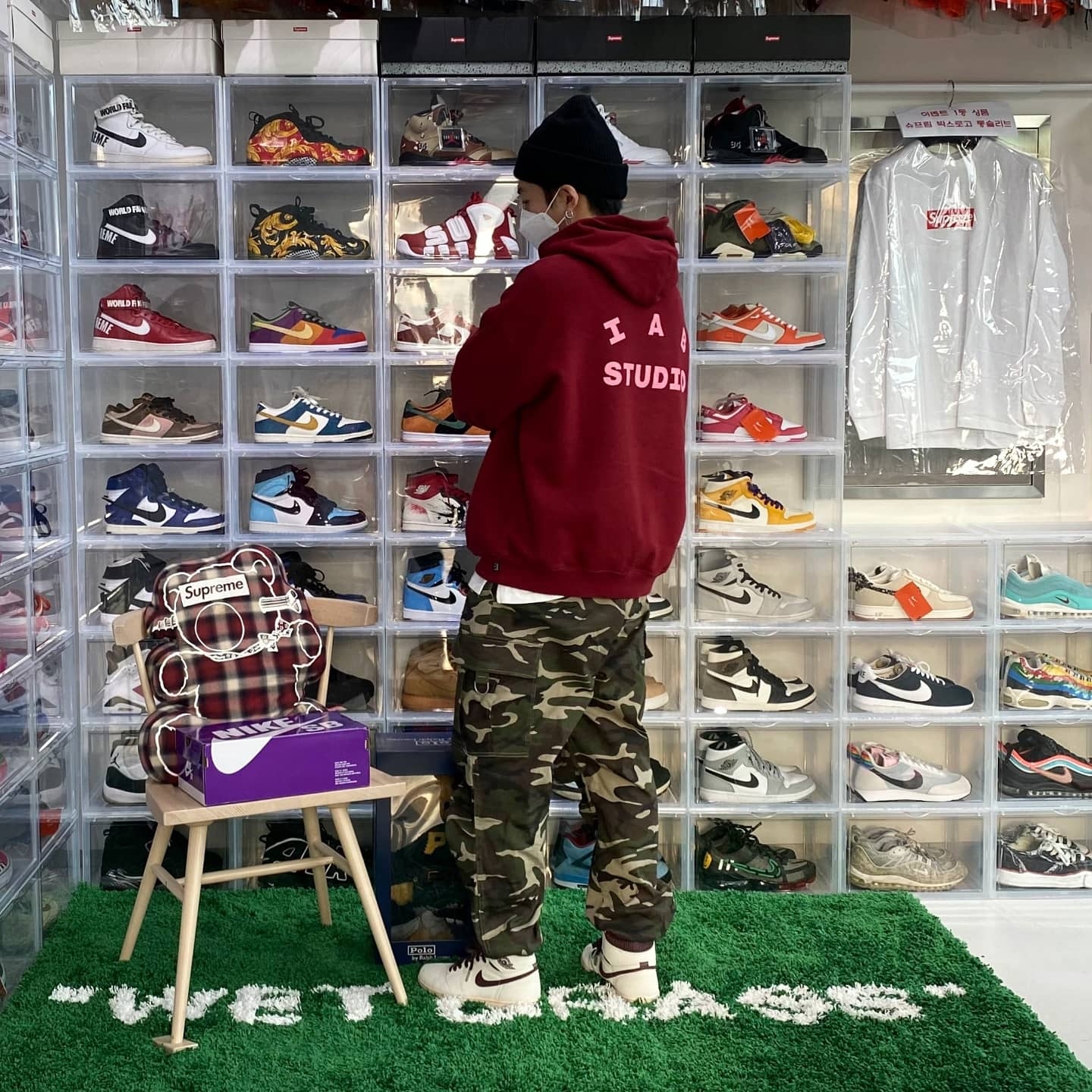 Jordan 1 x A Ma Maniere Retro High OG SP Sail and Burgundy, IAB Studio Hoodie Raspberry 착용 스타일 - 4