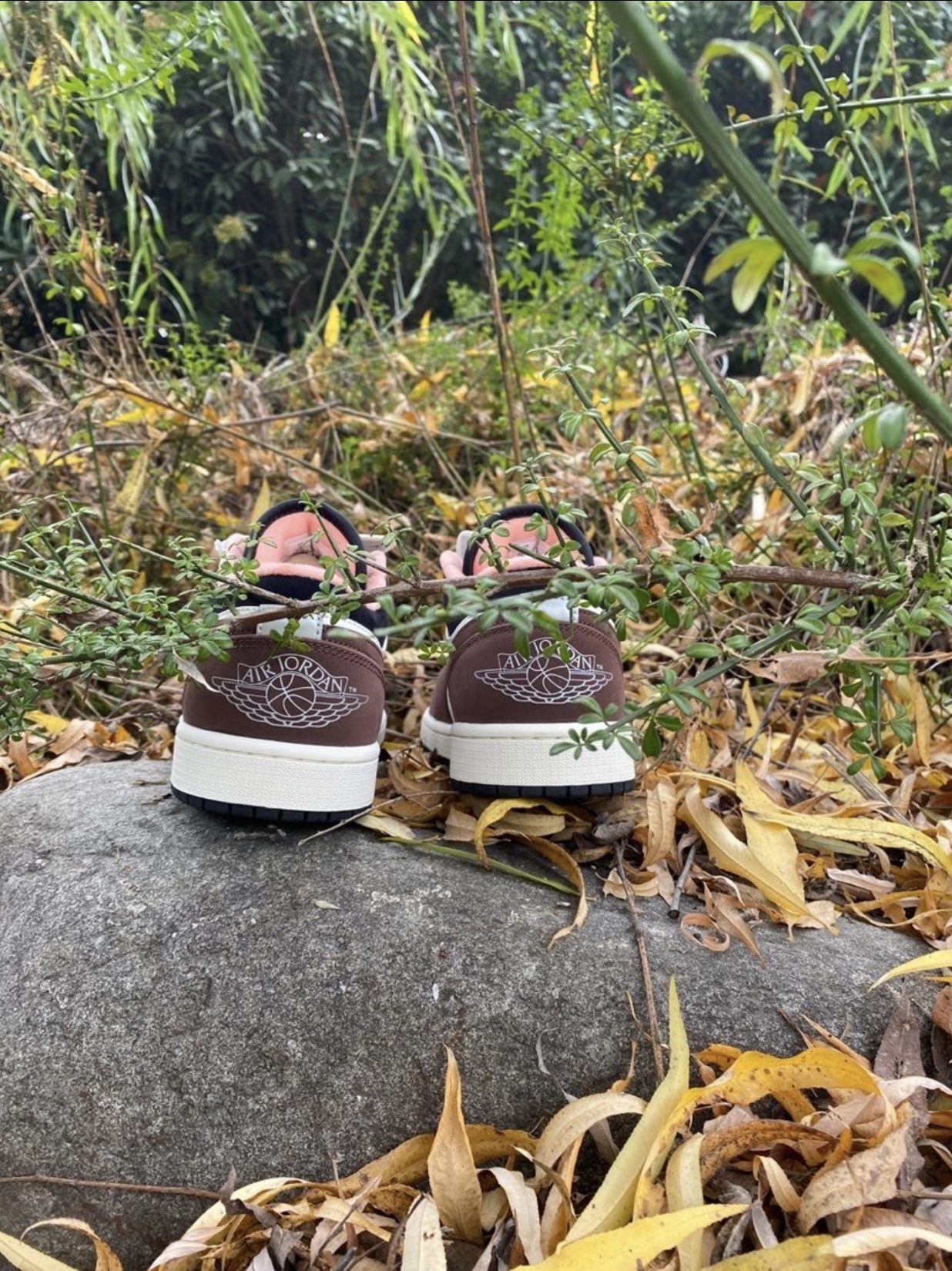 Jordan 1 Low SE Chocolate Bliss 착용 스타일 - 3