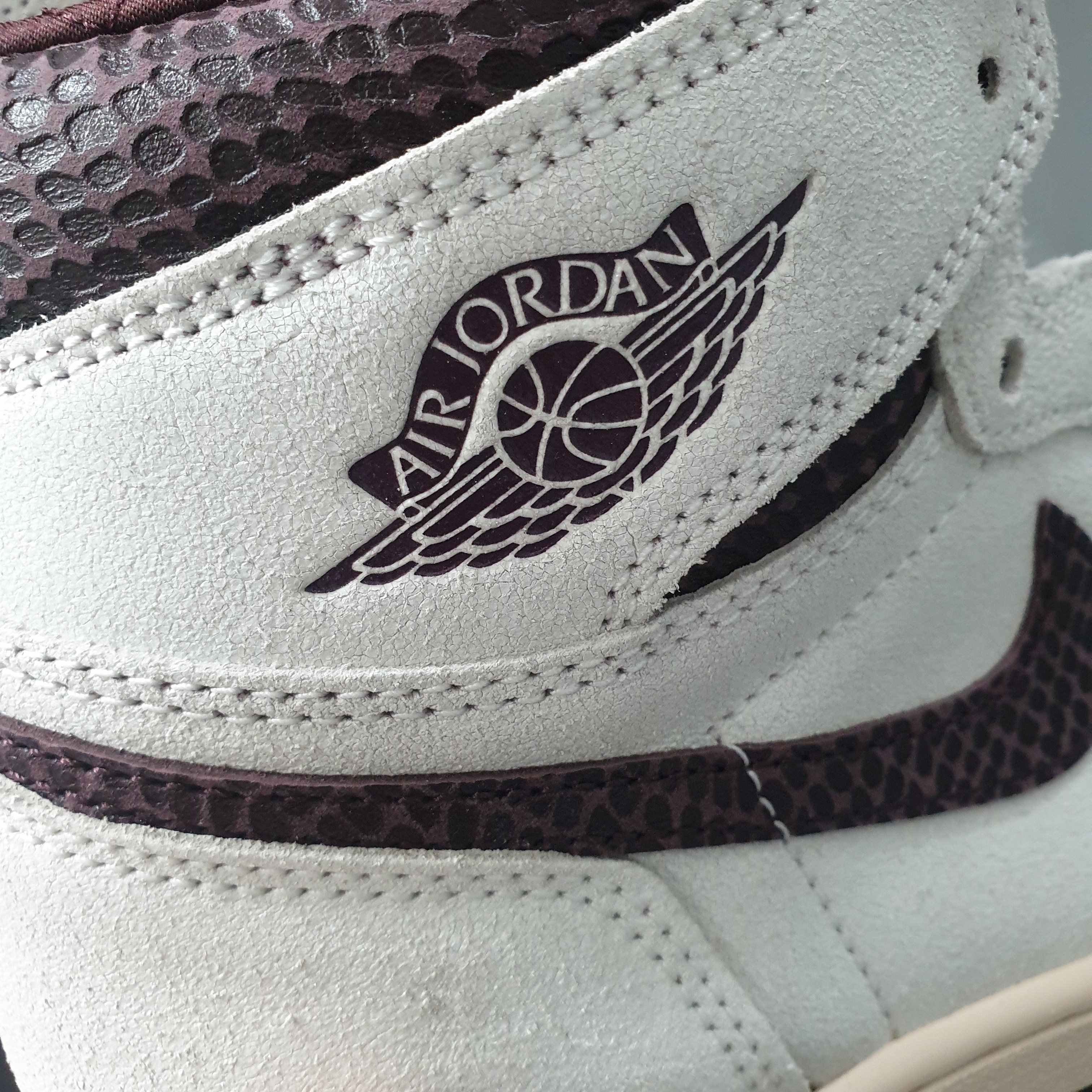 Jordan 1 x A Ma Maniere Retro High OG SP Sail and Burgundy 착용 스타일 - 5