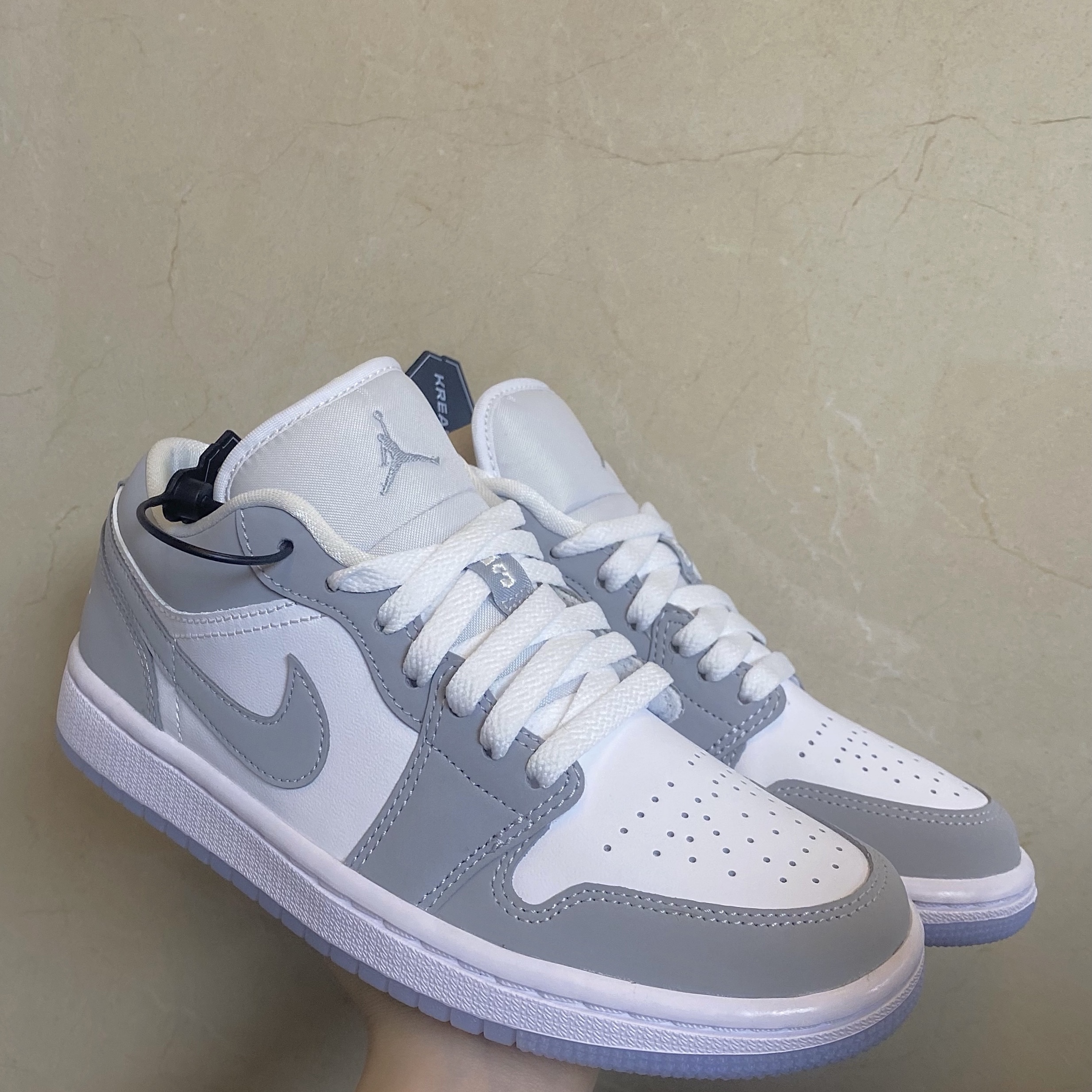 (W) Jordan 1 Low White Wolf Grey 착용 스타일 - 1