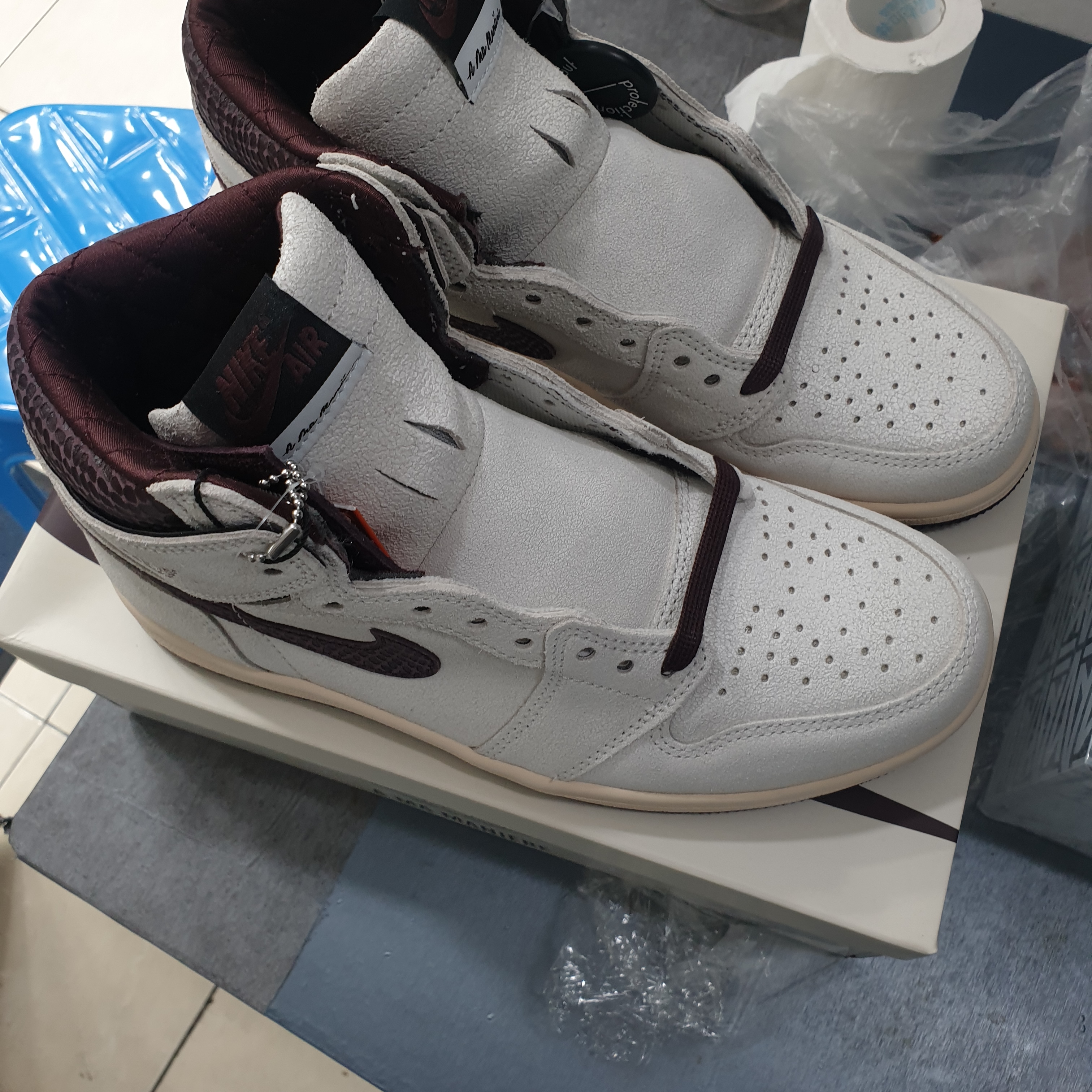 Jordan 1 x A Ma Maniere Retro High OG SP Sail and Burgundy 착용 스타일 - 2