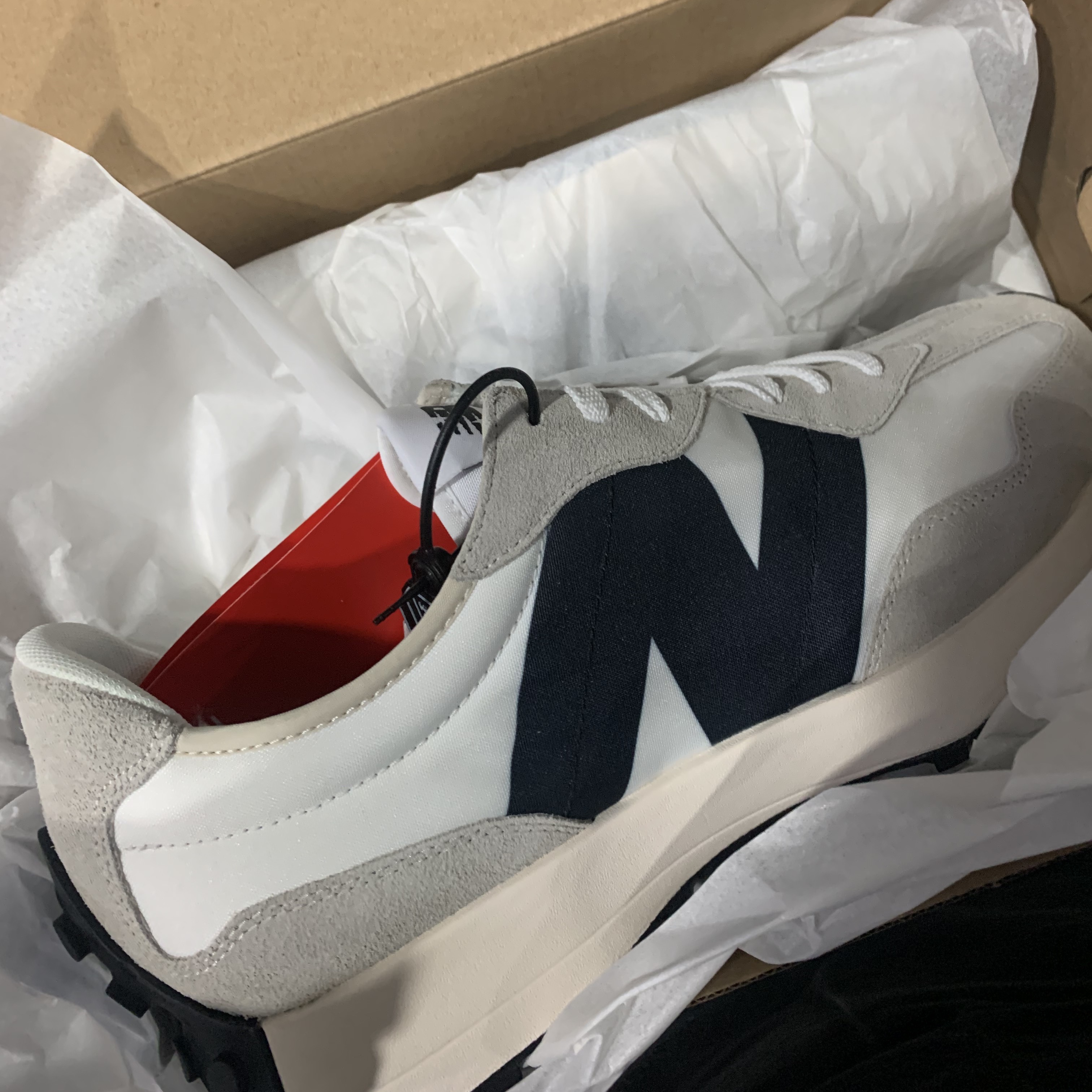 New Balance 327 White Black 착용 스타일