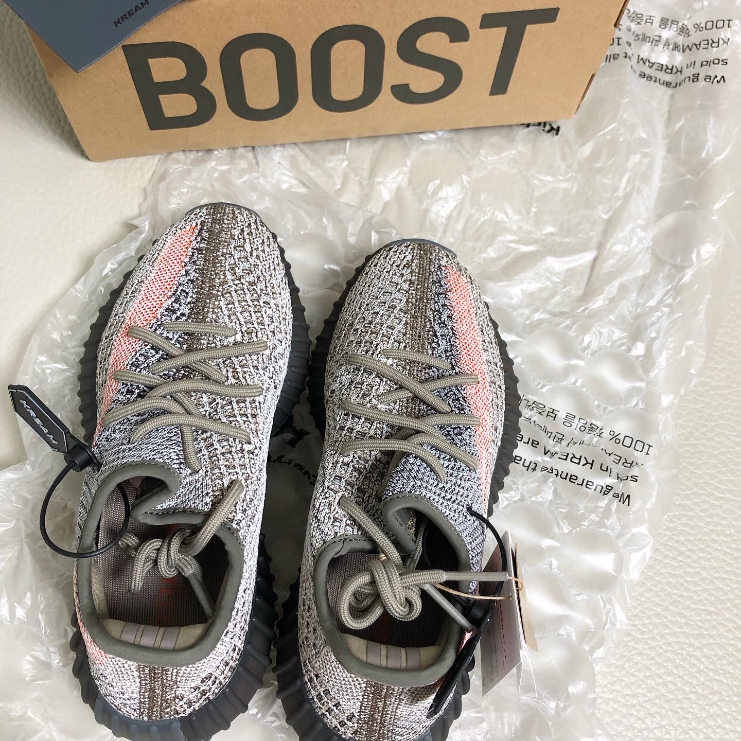 Adidas Yeezy Boost 350 V2 Ash Stone 착용 스타일 - 2
