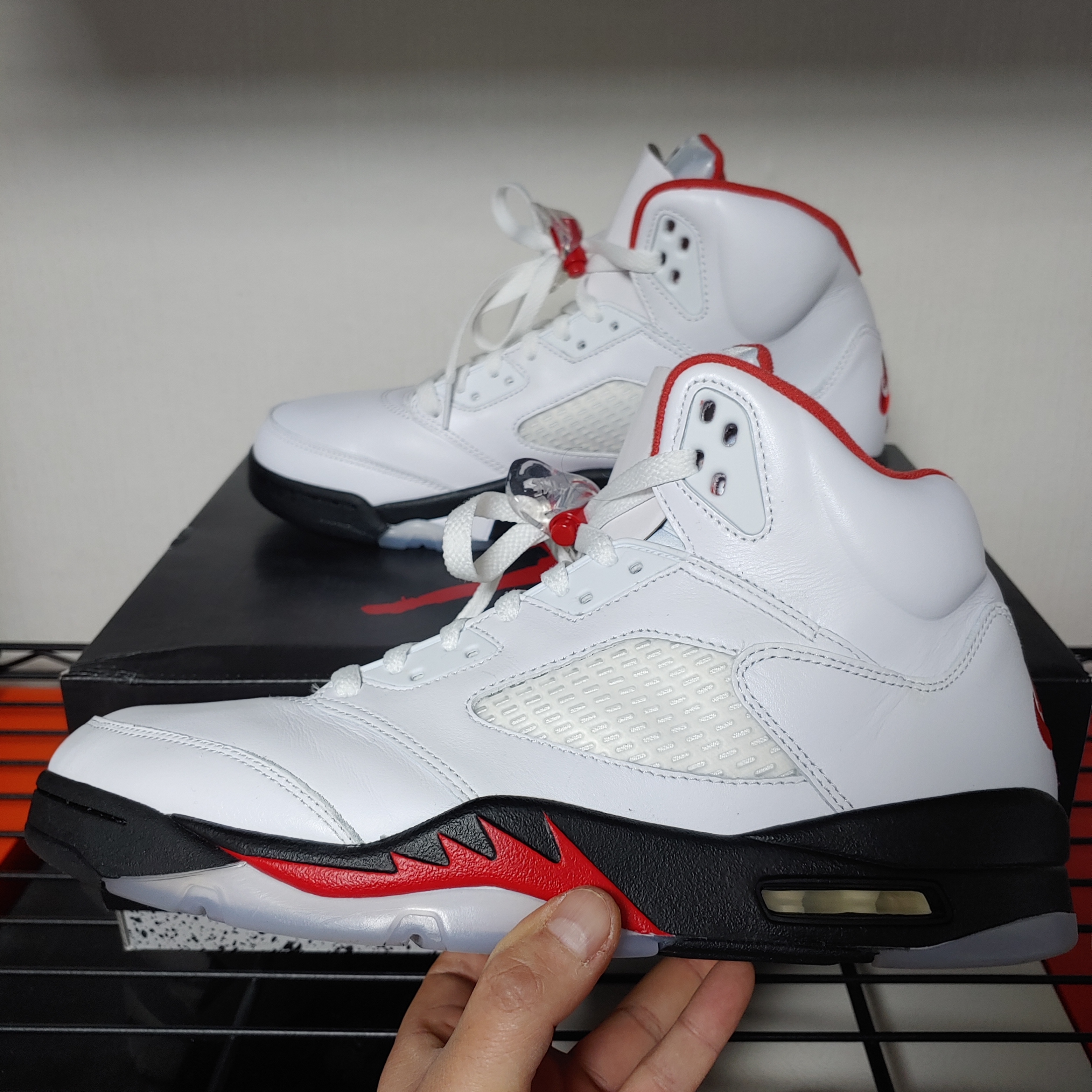 Jordan 5 Retro Fire Red Silver Tongue 2020 착용 스타일 - 2