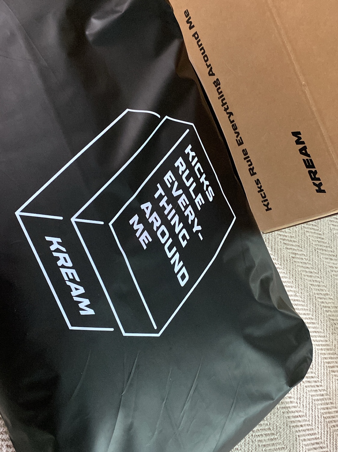 Yeezy Gap Round Jacket Blue 착용 스타일 - 2