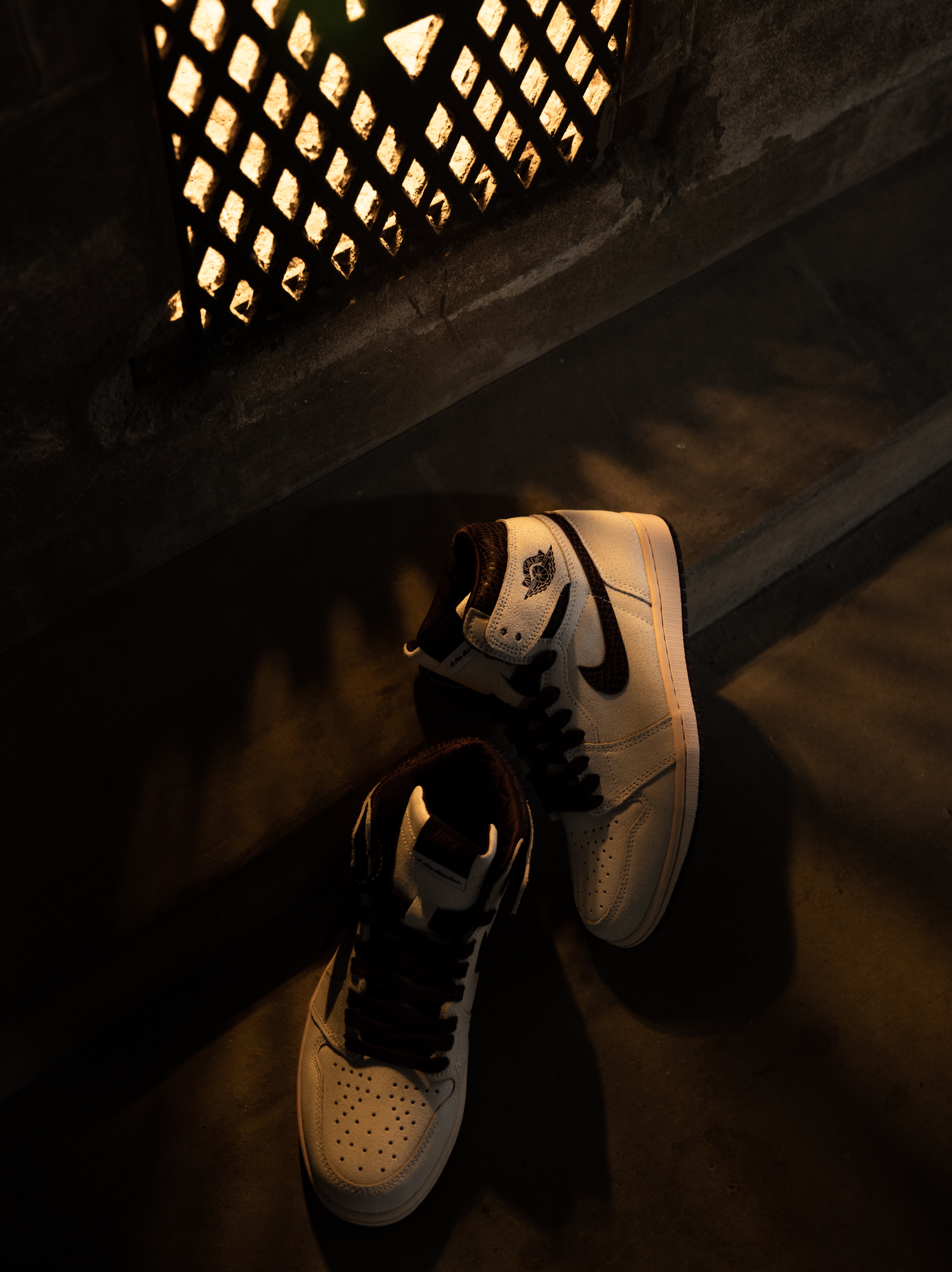 Jordan 1 x A Ma Maniere Retro High OG SP Sail and Burgundy 착용 스타일 - 1