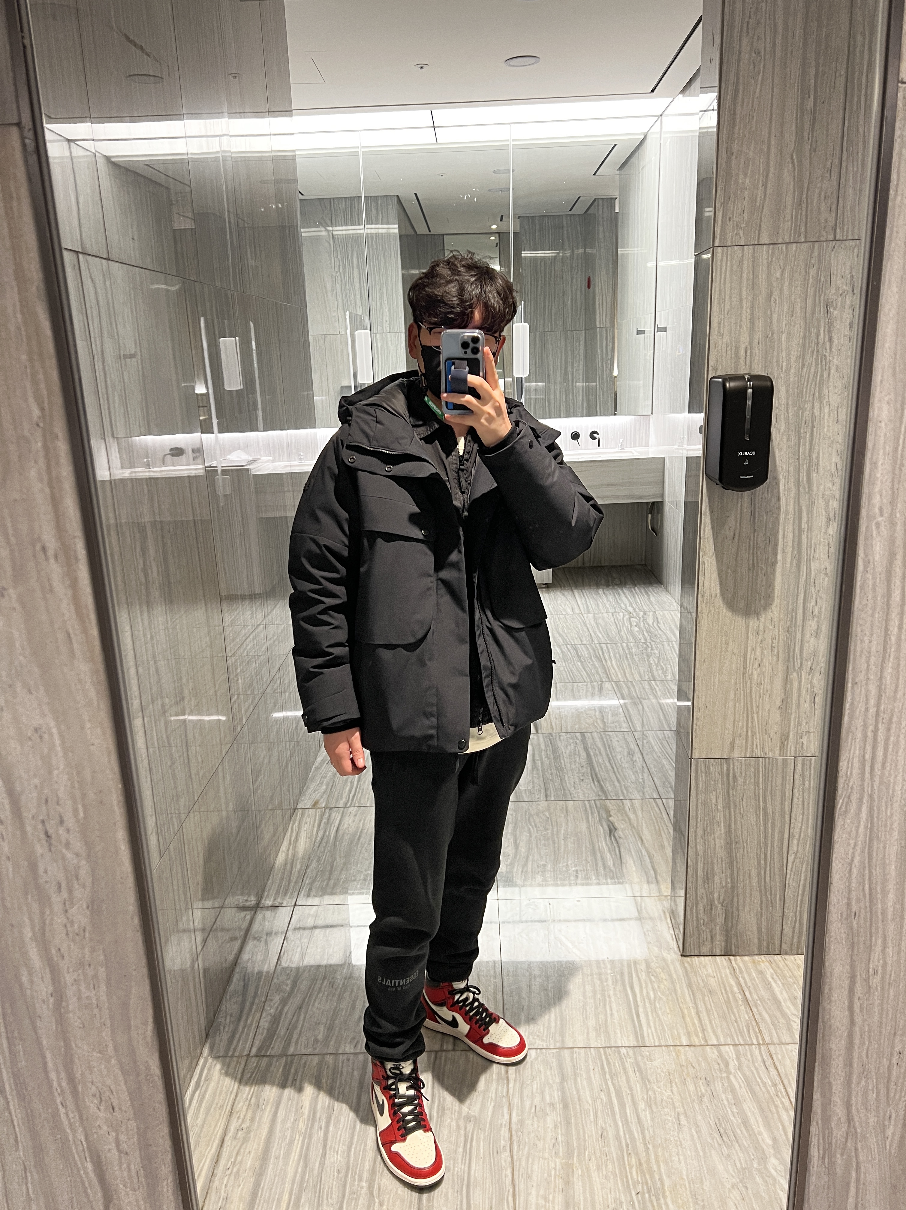 Jordan 1 Retro High OG Defiant SB LA to Chicago, Essentials Sweatpants Dark Slate/Black 2020 착용 스타일