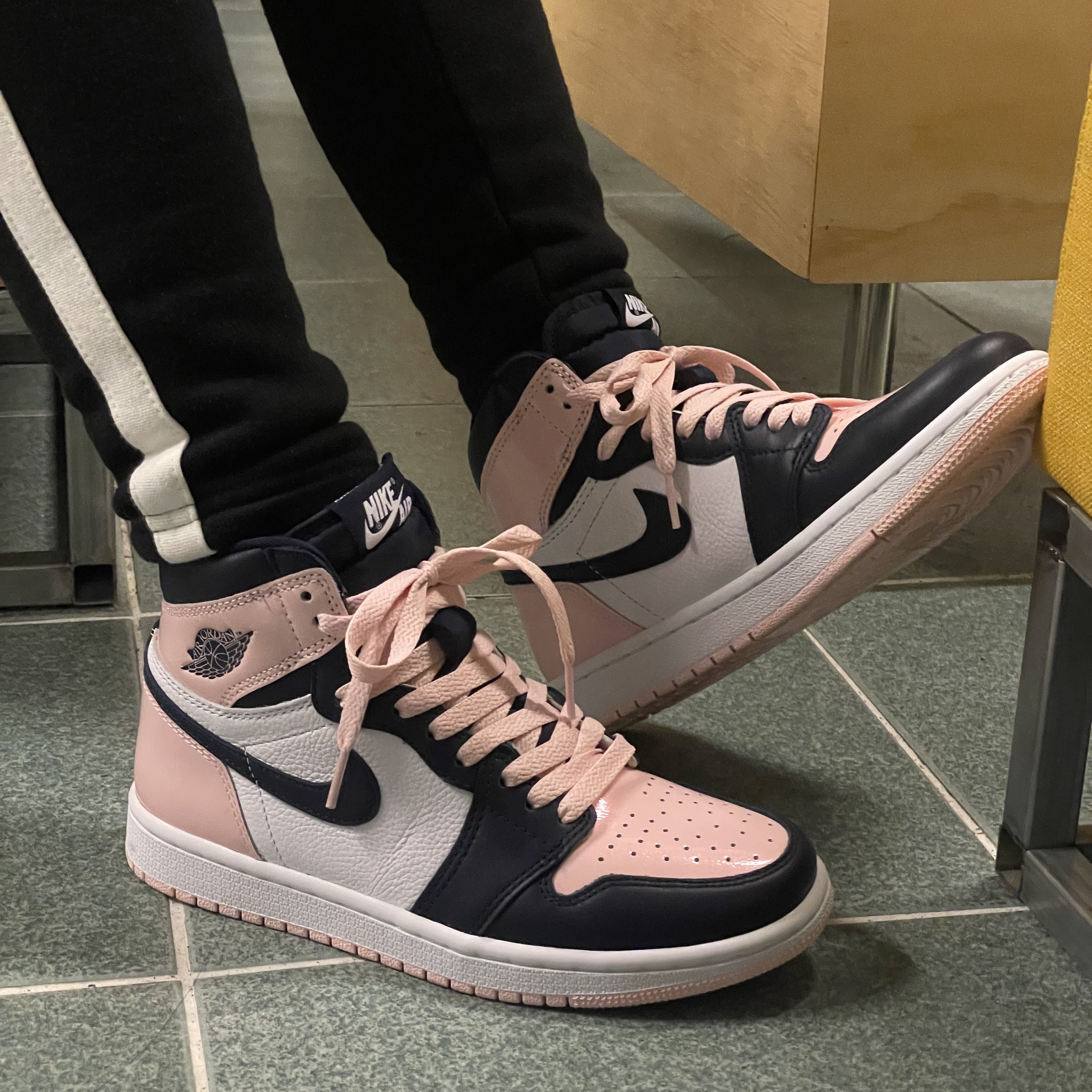 (W) Jordan 1 Retro High OG Atmosphere, Jordan 1 Retro High OG Shadow 2.0 착용 스타일 - 1