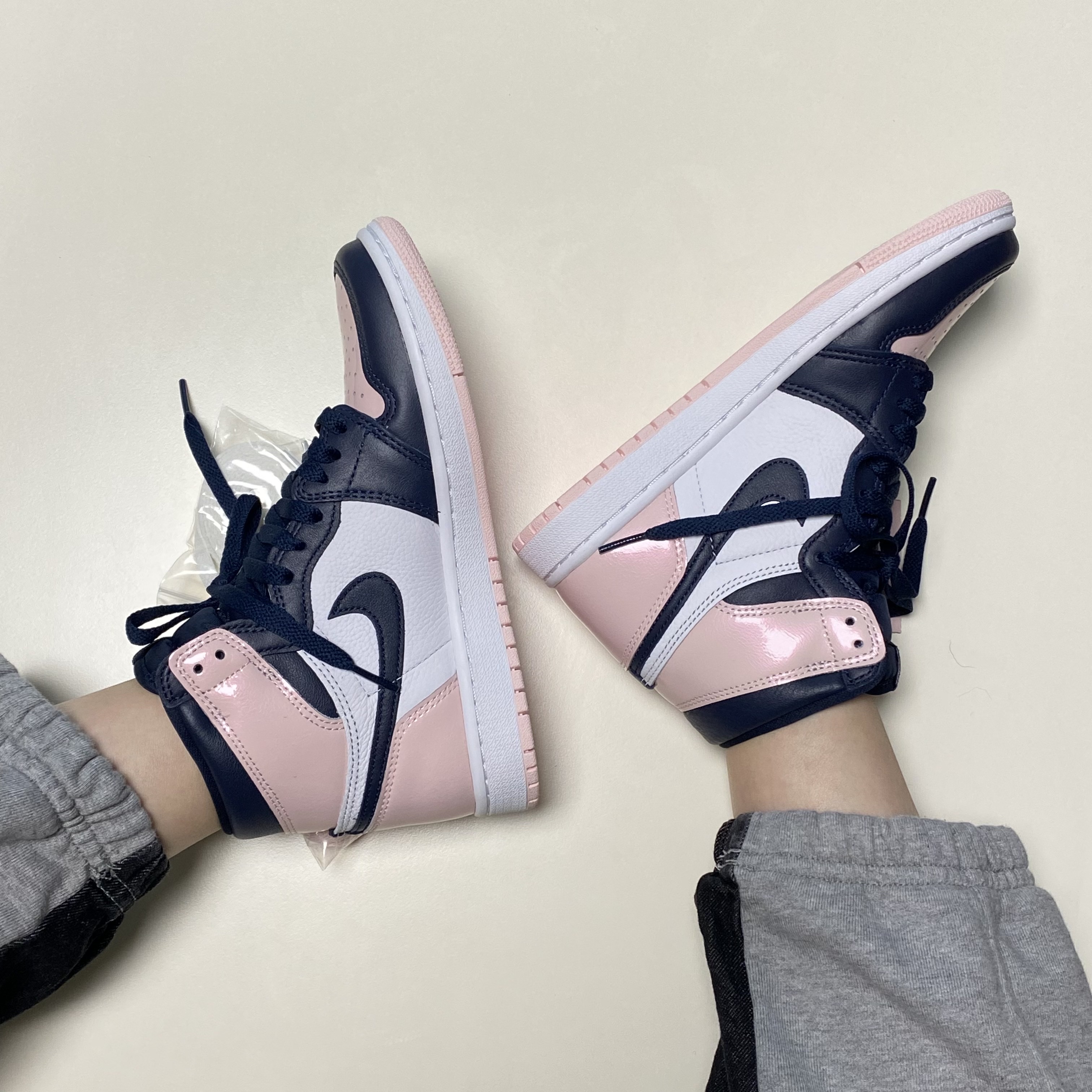 (W) Jordan 1 Retro High OG Atmosphere 착용 스타일 - 1