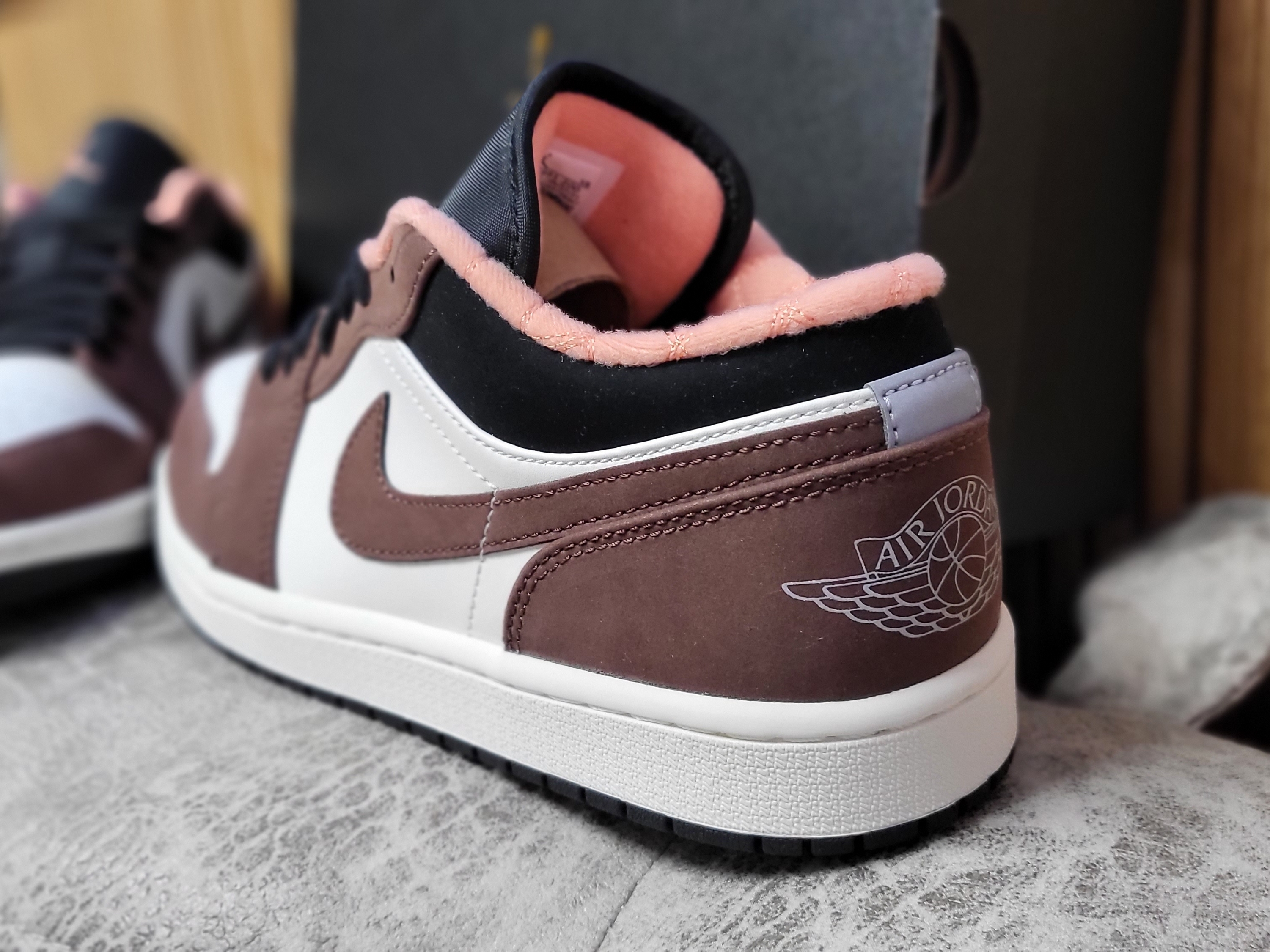Jordan 1 Low SE Chocolate Bliss 착용 스타일 - 4