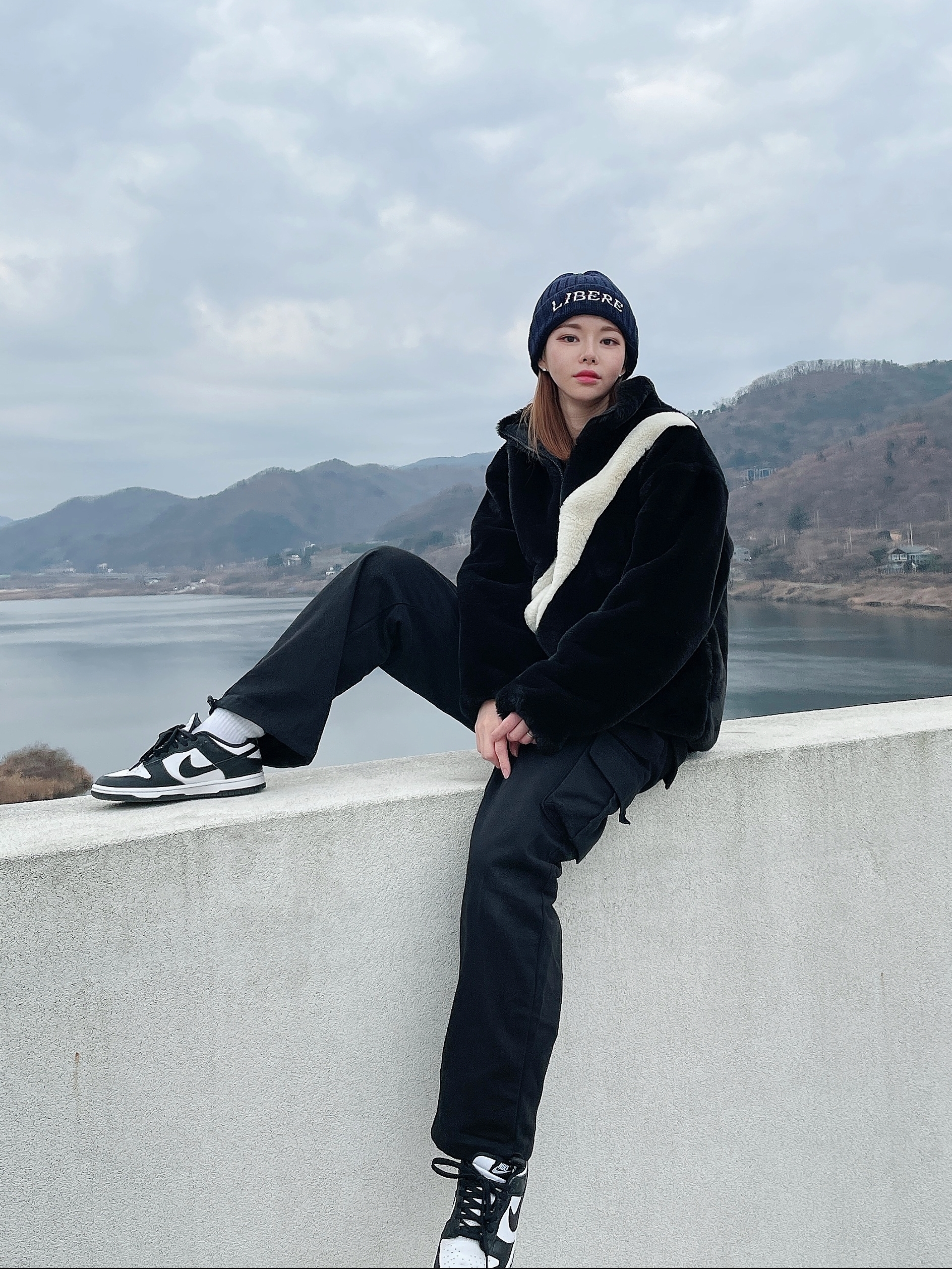 (W) Nike Dunk Low Black, (W) Nike NSW Faux Fur Jacket Black - Asia 착용 스타일