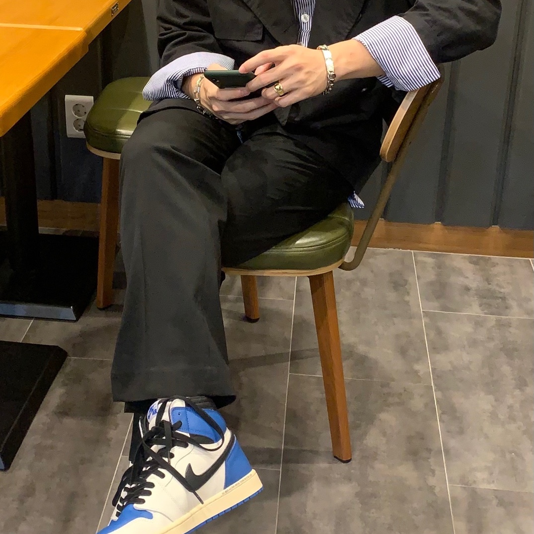 Jordan 1 x Travis Scott x Fragment Retro High OG SP Military Blue 착용 스타일