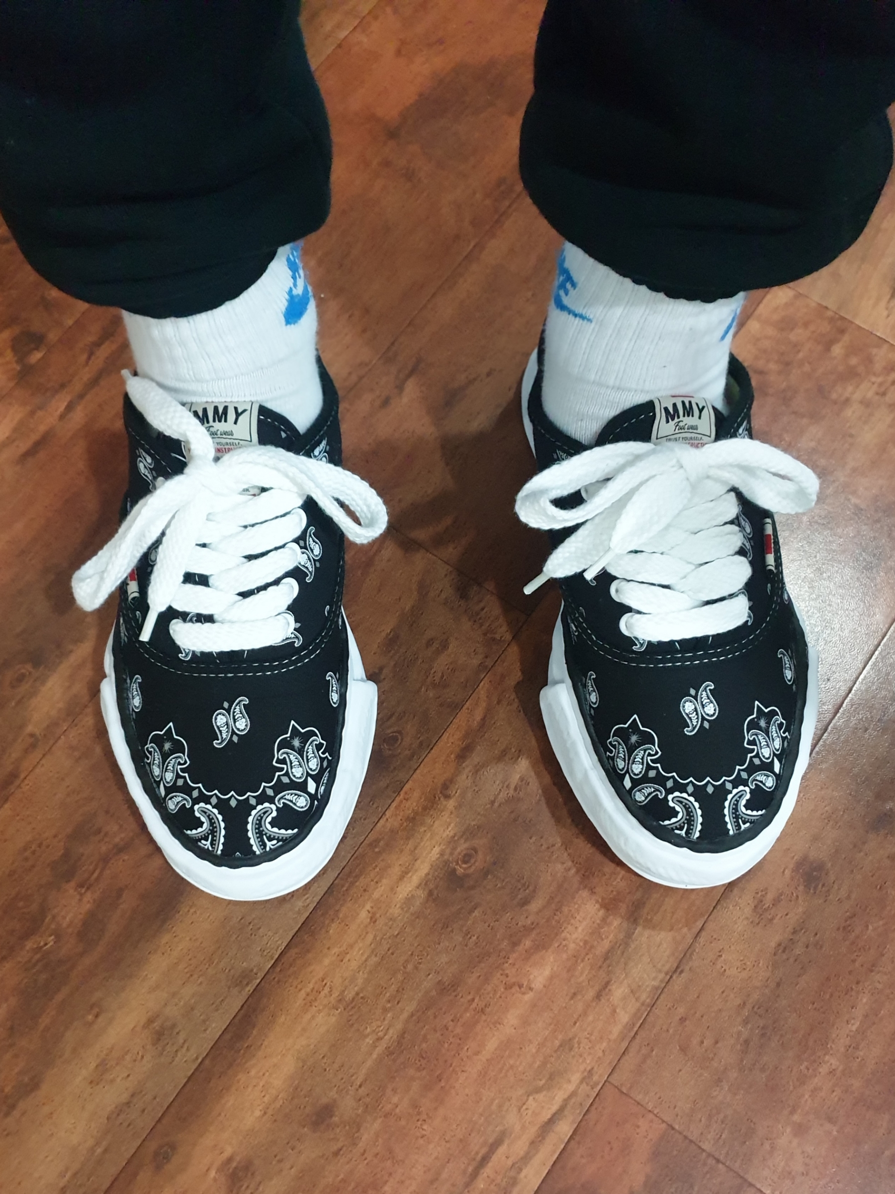 Maison Mihara Yasuhiro Baker OG Sole Bandana Low-top Sneakers Black 착용 스타일