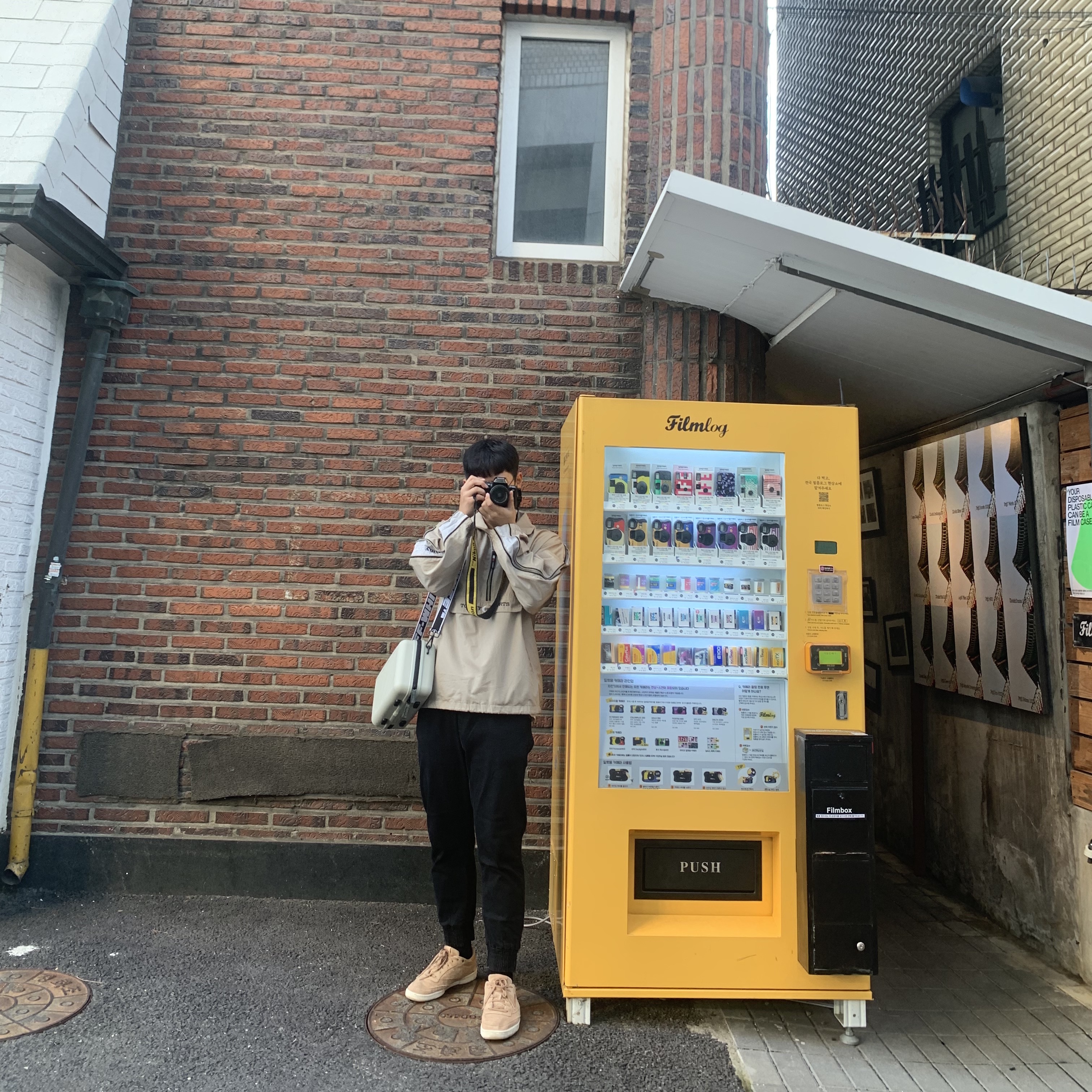 Off-White x Amore Pacific Protection Box (Without Cosmetics), Converse Run Star Hike Low Black 착용 스타일 - 1