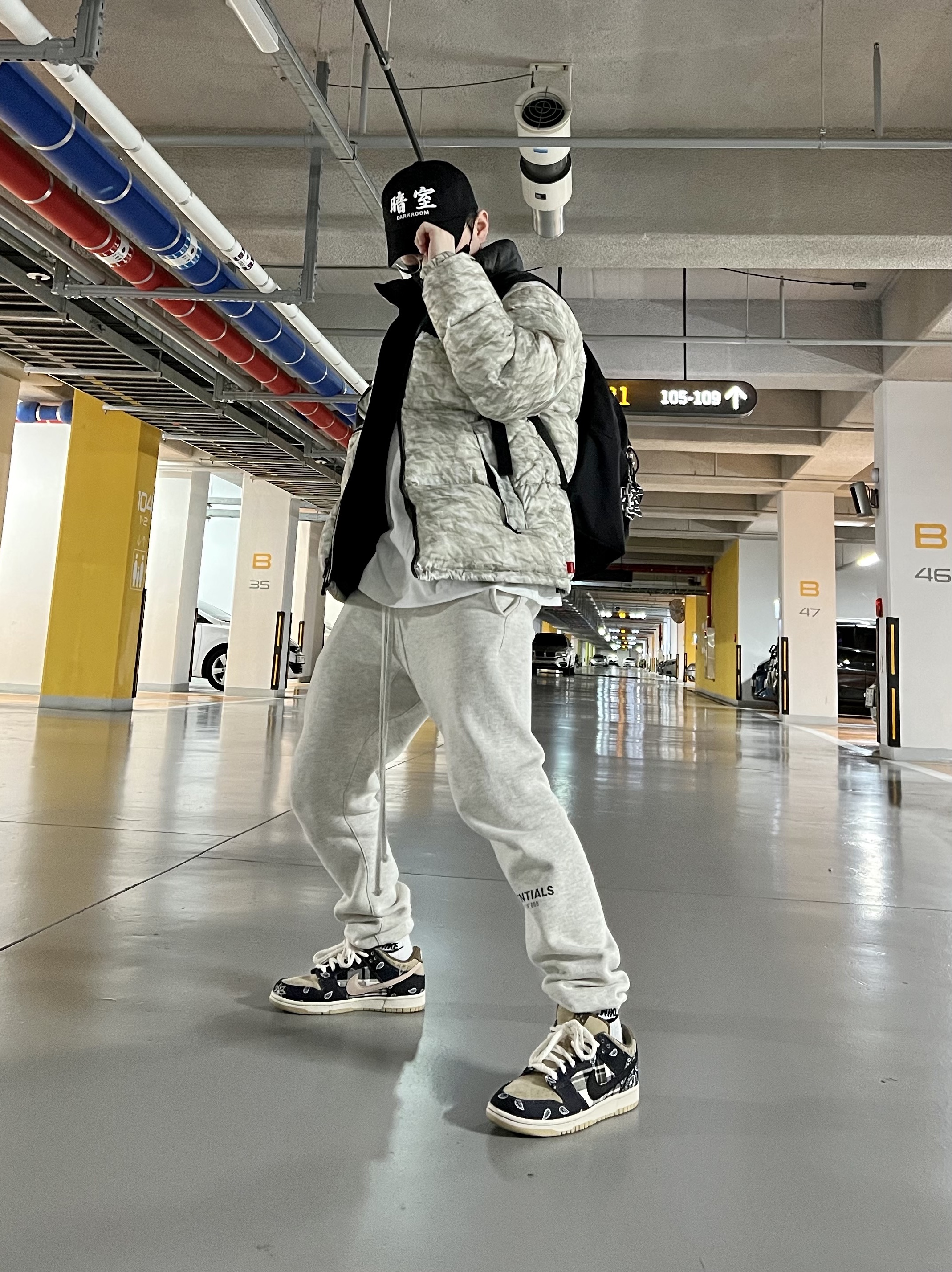 Nike x Travis Scott SB Dunk Low, Supreme x The North Face Paper Print Nuptse Jacket - 19FW 착용 스타일